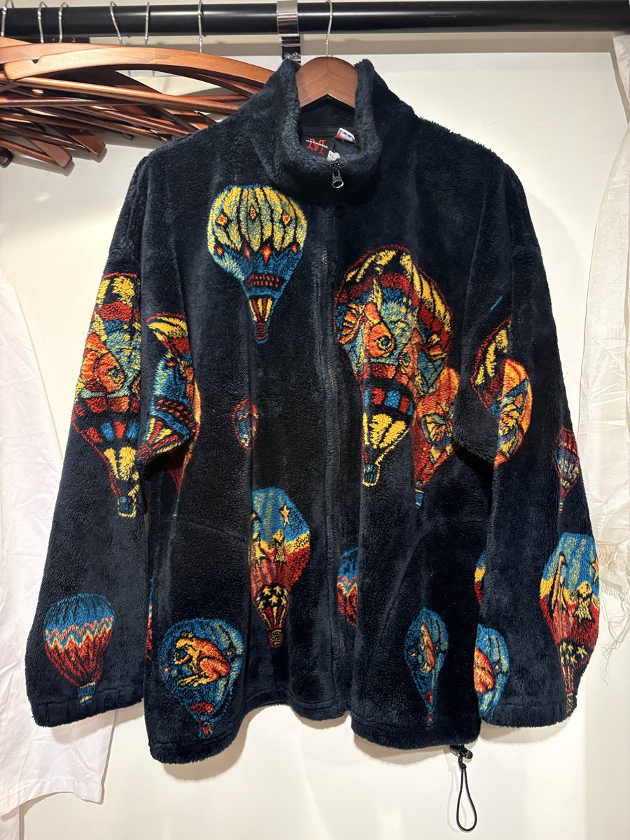 KFNRHS's tweet photo. MAZMANIA
Made in USA
M size 〜 L size

MAZMANIAのUSA製のフリースになります。
よ〜〜く見たら、このブランドらしいかわいらしいアニマル達がわんさかです。
メンズ、レディースどちらでも着れそうなサイズ、柄かと。 https://t.co/6TMO9Bb8M8