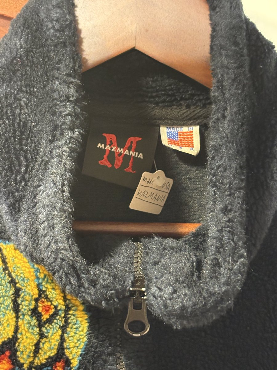 KFNRHS's tweet photo. MAZMANIA
Made in USA
M size 〜 L size

MAZMANIAのUSA製のフリースになります。
よ〜〜く見たら、このブランドらしいかわいらしいアニマル達がわんさかです。
メンズ、レディースどちらでも着れそうなサイズ、柄かと。 https://t.co/6TMO9Bb8M8