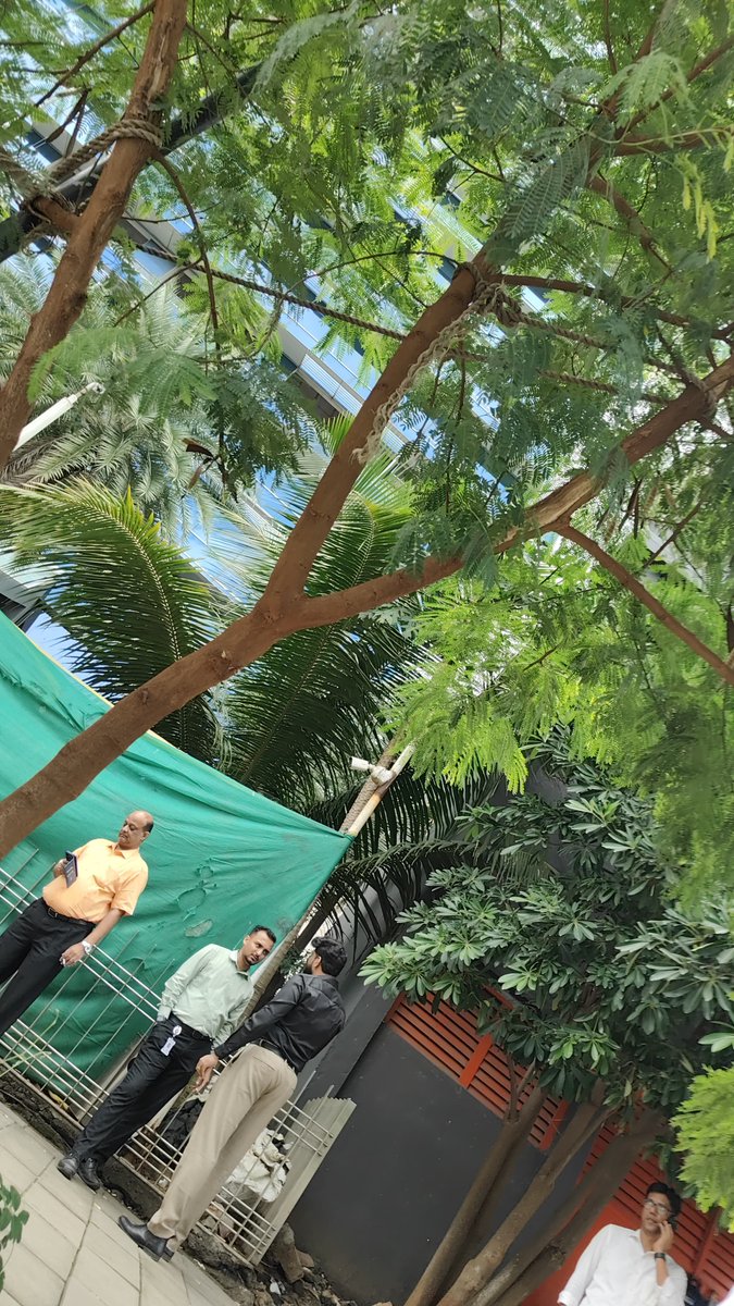 mssss1245's tweet photo. @CPMumbaiPolice @MumbaiPolice Bkc Crescenzo business district या बिल्डिंग च्या समोर जो फुटपाथ तसेच बाजूच्या बस स्टॉप वर मोठ्या प्रमाणात धूम्रपान करत आहेत कारवाई करावी ही विनंती https://t.co/FLnOXiRZla
