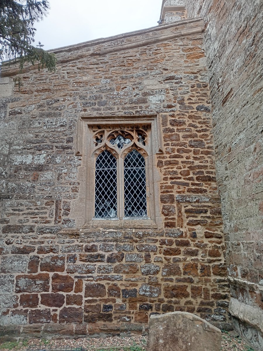 phil0073's tweet photo. OggeLove at #StAndrewsBroughton . The western window of the northern aisle.#Northamptonshire #PhilOnaBike #WeekdayWindows #WindowsOnWednesday #TraceryTuesday https://t.co/hc17Si6Ay1