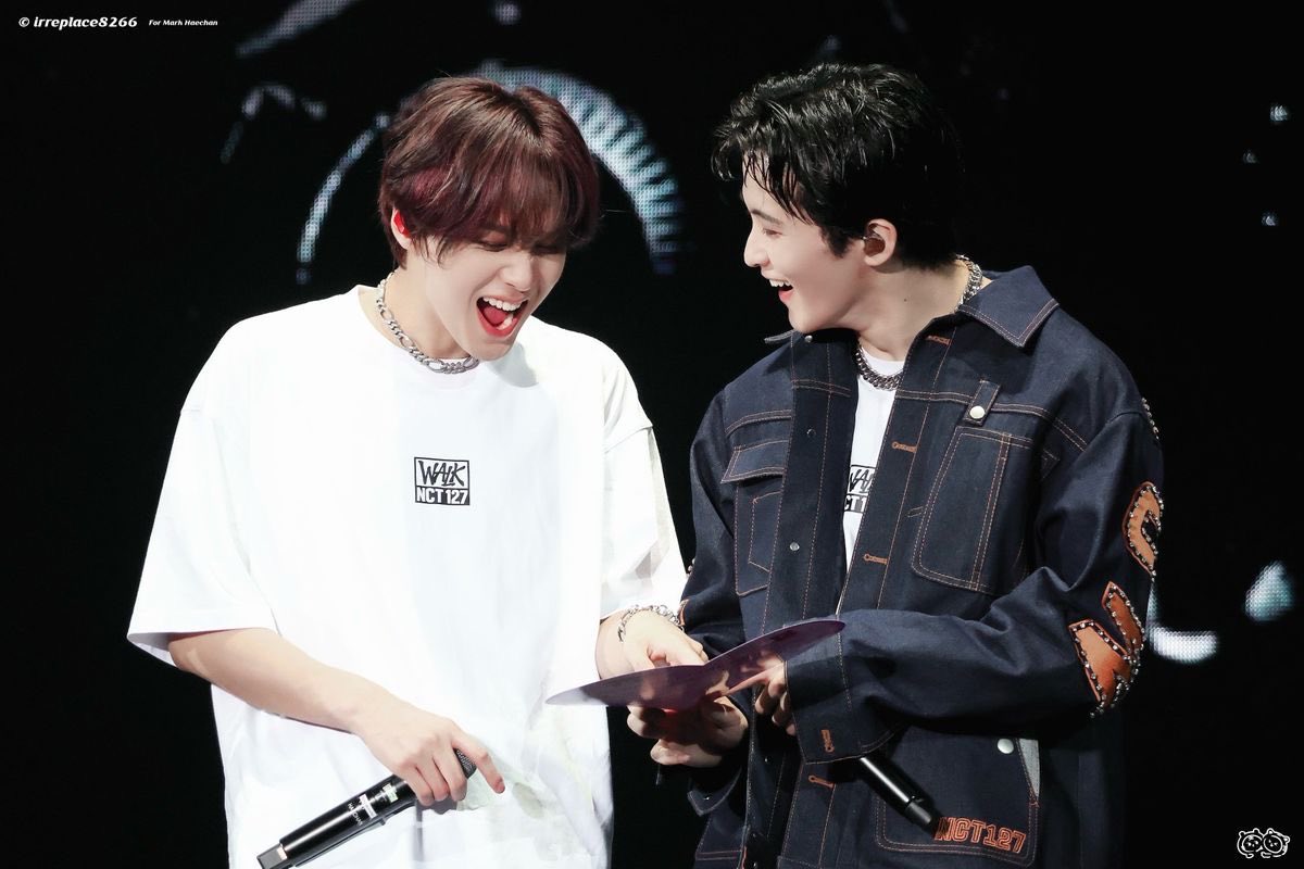 haemarksyou's tweet photo. Friend level berapa yang dibuatin lagu, punya lagu bareng, pangkuan, kegemesan, pegangan tangan, pegangan tangan, pelukan, cium leher, gitaran &amp; nyanyi bareng, natap dalem banget, yang bilang “markeu bogosipeo” waktu live bareng, masih banyak lagi &amp; ga lupa “first kiss” https://t.co/Ajvk9SFiJ1