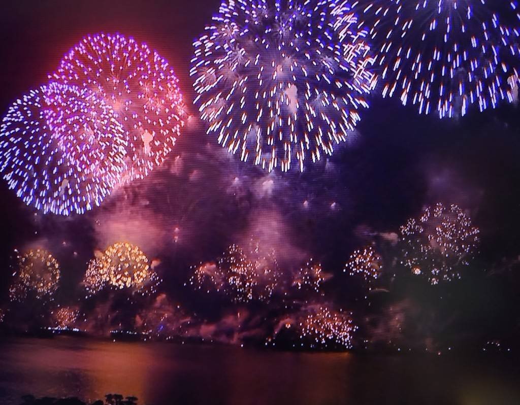 shotan0201's tweet photo. 今年の夏の思い出に、振り返り✨

家族とともに、地元の湖上花火大会を見に行ったことが、一番の思い出かな😄

数年前から有料席になったけど、朝から場所取りするよりは良いかな😂年配家族もいるし🙌

露店は高いから、食べ物は持参！こんなところは節約しないとね👍

観客の拍手の一体感、感動だわ🎆 https://t.co/DwfVucNBXj
