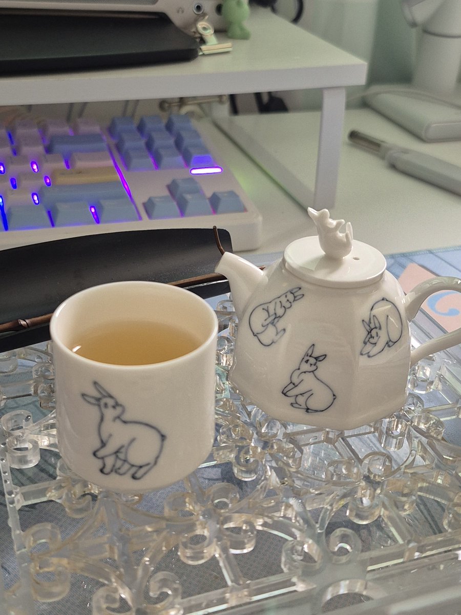 UMM1470's tweet photo. 보니다 다관 와서 백차 마시는데 
잔이...너무...너무 뜨거워...!! 🥵 https://t.co/alTPyrhi8W