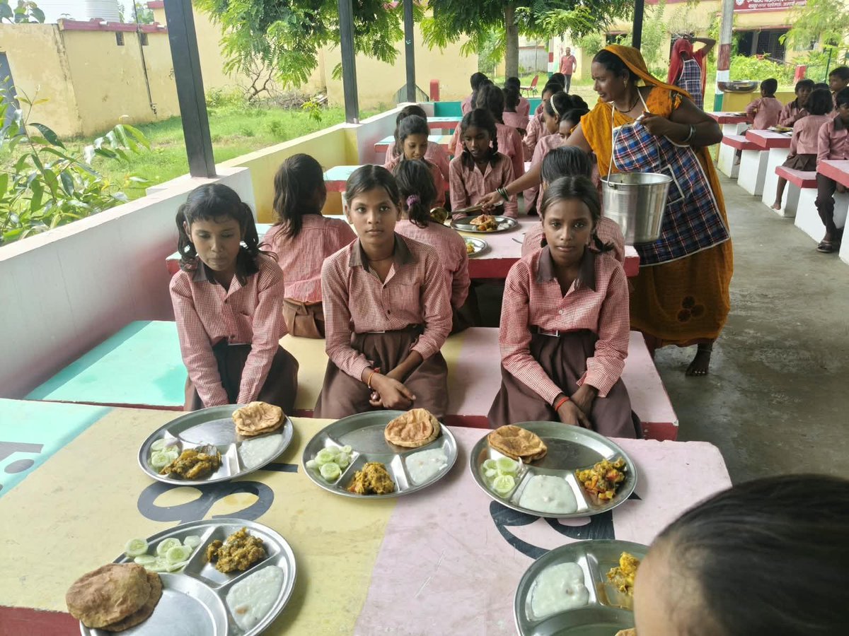 basicshiksha_up's tweet photo. जन्मदिन बना खुशियां बांटने का अवसर, बच्चों संग मनाया तिथि भोजन उत्सव

जिलाधिकारी श्रीमती सरनीत कौर ब्रोका के मार्गदर्शन में रायबरेली के बहादुरनगर स्थित कंपोजिट विद्यालय में तिथि भोजन उत्सव का आयोजन किया गया।

समीक्षा अधिकारी अभिषेक गोस्वामी ने अपने जन्मदिन के अवसर पर विद्यालय के बच्चों के साथ खुशियां साझा कीं और उन्हें स्वादिष्ट एवं पौष्टिक भोजन कराया। इस दौरान जनप्रतिनिधियों, अधिकारियों और विद्यालय परिवार ने भी बच्चों के साथ भोजन किया।

तिथि भोजन उत्सव ने बच्चों के पोषण के साथ सेवा, सहभागिता और खुशियां साझा करने का सुंदर संदेश दिया।

#SchoolEducation #SamagraShiksha #BasicEducationUP #BasicShikshaUP
@BsaPilibhit