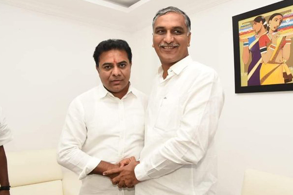 SakshiNews's tweet photo. కేటీఆర్, హరీష్ రావుపై లైంగిక వేధింపుల కేసు

బీఆర్ఎస్ నేతలు కేటీఆర్, హరీష్ రావు, సుధీర్ రెడ్డి, నవీన్ రెడ్డిపై లైంగిక వేధింపుల కేసు

తమతో అసభ్యంగా ప్రవర్తించారని మహిళా కానిస్టేబుల్ HYDలోని సైఫాబాద్ పీఎస్‌లో ఫిర్యాదు 

టీషర్టులు విప్పి తమ ముందు అర్ధనగ్నంగా నిలబడ్డారని ఫిర్యాదు

వారిపై BNS 74, 75(1), 79, 121(1), 130, 132, 296, 351(2), 352, 3(5) సెక్షన్ల కింద కేసు బుక్