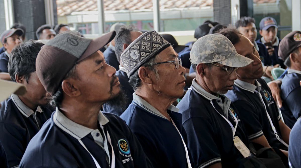 bppsdm_kp's tweet photo. Penguatan SDM seperti ini menjadi bagian penting dalam pembangunan #KNMP, menghadirkan nelayan yang semakin cakap, siap, dan aman dalam bekerja. Sebab kawasan yang tumbuh perlu ditopang SDM yang mampu menggerakkan aktivitas di dalamnya

#KKPGOID #SaktiWahyuTrenggono #SDMKP #SDMUnggul