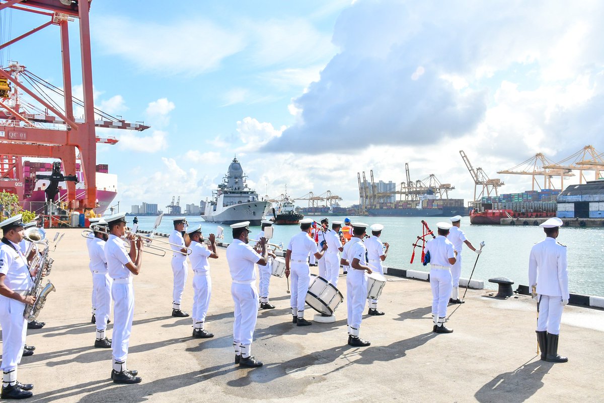indiannavy's tweet photo. Indigenously constructed multi-role stealth frigate #INSUdaygiri arrived at Colombo, #SriLanka, for a three-day operational visit from 08–11 Sep 26.

The ship’s visit coincides with the landmark visit of Hon’ble Defence Minister Shri @rajnathsingh, who also attended a deck reception onboard INS Udaygiri.

The engagements aim to strengthen maritime cooperation through Mobile Training Teams, experience sharing and provision of machinery/ equipment spares to the Sri Lanka Armed Forces, in line with India’s ‘Neighbourhood First’ policy.

The visit underscores India’s unwavering commitment towards realising the vision of #MAHASAGAR. ⚓🇮🇳🇱🇰

#BridgesofFriendship 
#IndianNavy @srilanka_navy
#MaritimeSecurity

@DefenceMinIndia
@IndiainSL
@SpokespersonMoD
