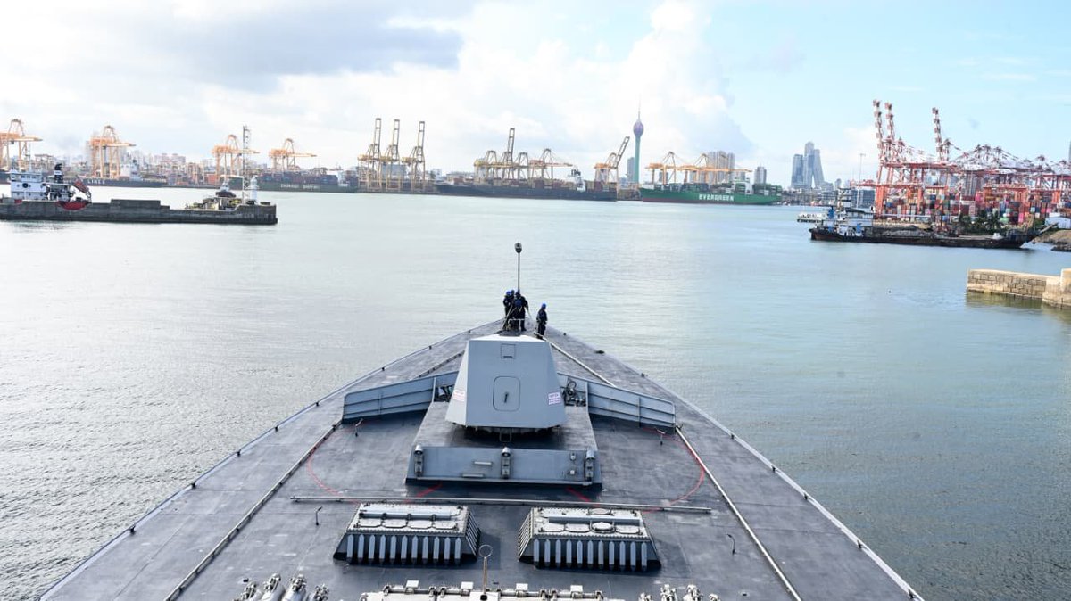 indiannavy's tweet photo. Indigenously constructed multi-role stealth frigate #INSUdaygiri arrived at Colombo, #SriLanka, for a three-day operational visit from 08–11 Sep 26.

The ship’s visit coincides with the landmark visit of Hon’ble Defence Minister Shri @rajnathsingh, who also attended a deck reception onboard INS Udaygiri.

The engagements aim to strengthen maritime cooperation through Mobile Training Teams, experience sharing and provision of machinery/ equipment spares to the Sri Lanka Armed Forces, in line with India’s ‘Neighbourhood First’ policy.

The visit underscores India’s unwavering commitment towards realising the vision of #MAHASAGAR. ⚓🇮🇳🇱🇰

#BridgesofFriendship 
#IndianNavy @srilanka_navy
#MaritimeSecurity

@DefenceMinIndia
@IndiainSL
@SpokespersonMoD