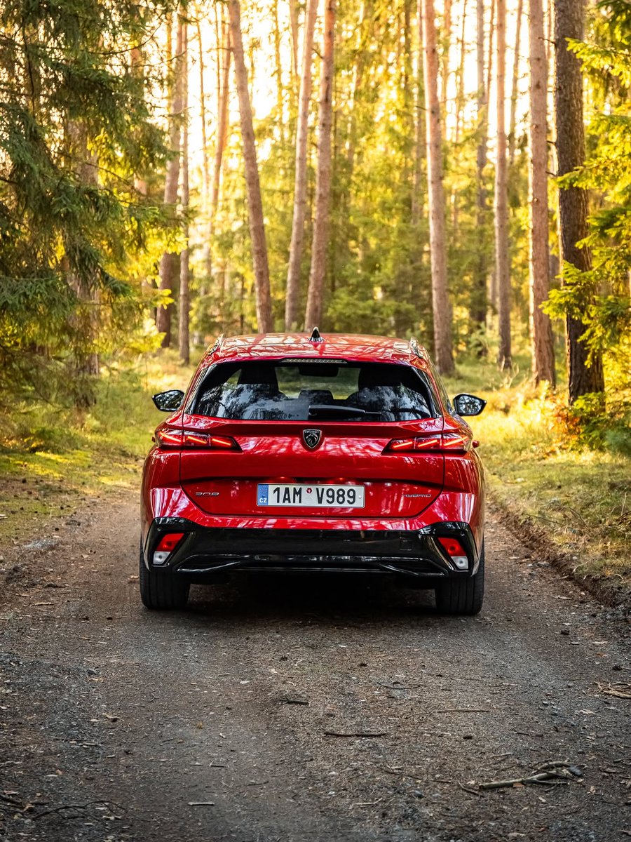 PeugeotFR's tweet photo. Septembre va si bien à la #Peugeot308SW GT. ​
Quelle est votre route préférée pour profiter des couleurs de l’automne ? Dites-nous tout en commentaire.​

📸 : https://t.co/moKIowcjKT pour #PeugeotMoments​

Partagez vos #PeugeotMoments pour tenter d'être repartagé ! https://t.co/NzMMzfEcIx