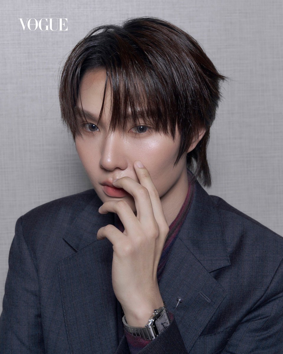 VogueThailand's tweet photo. #VogueBijoux คูล คลีน มีสไตล์! ‘น้ำปิง-นภัสกร’ @nampingnapat นำความเรียบง่ายของไอเท็มสุดไอคอนิกจาก Cartier @Cartier อย่างเข็มกลัดรุ่น ‘Juste un Clou’ มาม���กซ์กับความเท่ของนาฬิการุ่น ‘Santos de Cartier’ เพื่อสร้างลุคที่มีสไตล์สำหรับค่ำคืนสำคัญของวงการแฟชั่นไทย #VogueGala #VogueGala2026xNamping #น้ำปิงนภัสกร #Cartier

ภาพ: นาทนาม ไวยหงษ์
