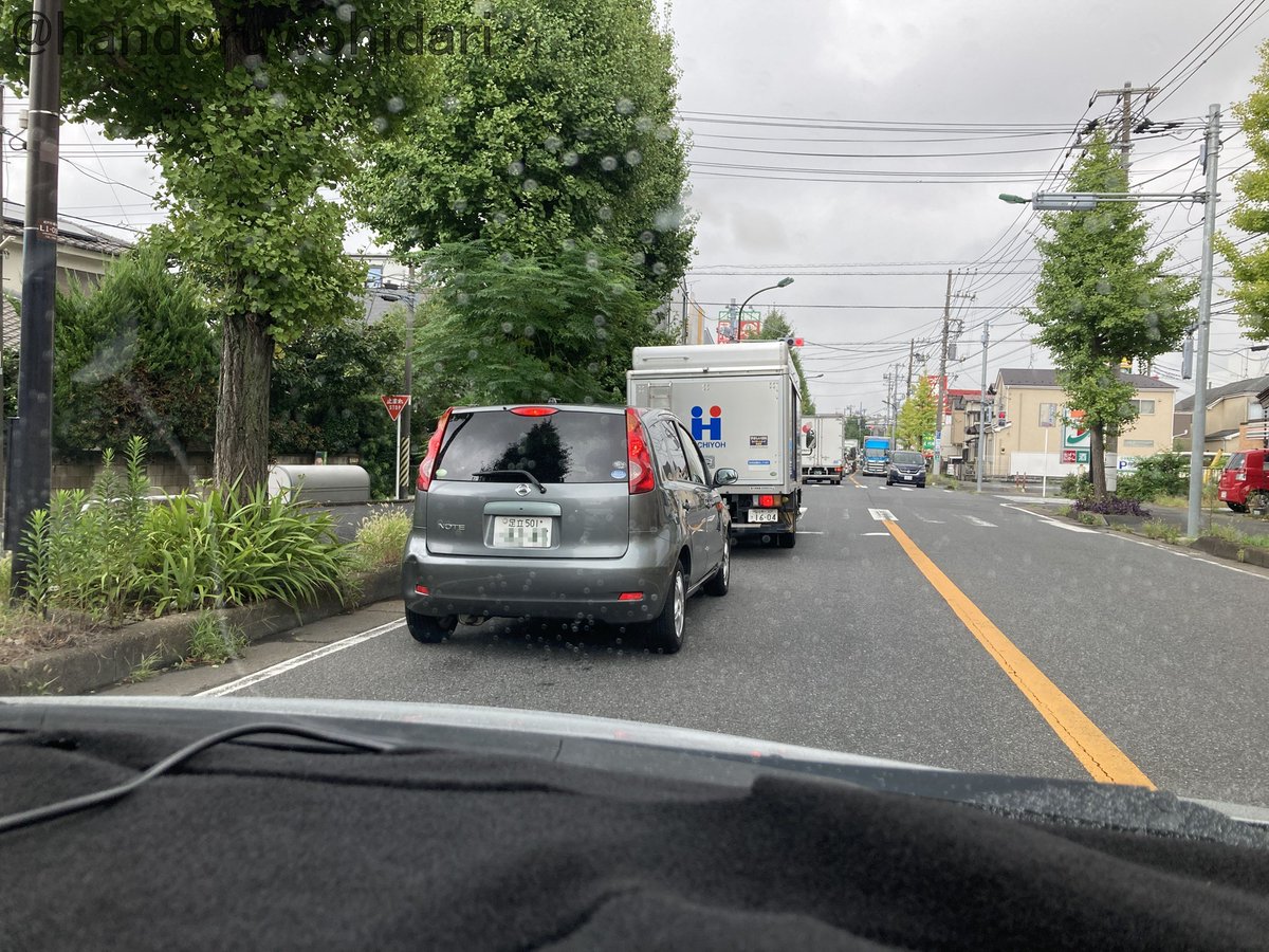handoruwohidari's tweet photo. こちらは千葉県松戸市で見つけた足立ナンバーのノート。ユーロアンテナ2本あるから捜査覆面かと思ったが、車検のコバックのシール貼ってあるし、左にはヘコみあるから公用車とは思えない。マニアの車両かな？それともホンモノの捜査覆面なのか？ https://t.co/f839IlQ970