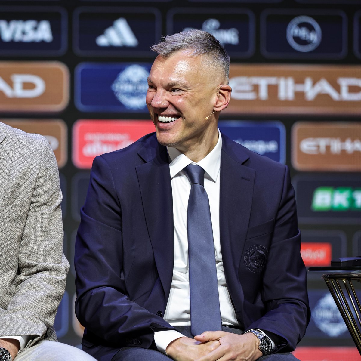 EurohoopsTR's tweet photo. 🔥 "Daha önce hiç böyle bir şey görmedim!"

🟡🔵 Marko Guduric, eski koçu Saras Jasikevicius'u anlattı:

"Saras her maça en az 2-3 gün hazırlanırdı, her idmandan sonra hemen bilgisayarın başına geçerdi. Biz şut atarken o, bilgisayarın başında maç izliyordu.

Tüm gün rakibi analiz ediyor, onlara nereden atak edebileceğimizi, nasıl savunma yapmamız gerektiğini, ne yapacağımızı araştırıyordu.

Saras her şeyi not alır. Her maç için ayrı bir A4 defteri var, notlarını küçücük harflerle yazıyor. Muhtemelen hazırlık sürecinde bu notlar, onun için hatırlatıcı oluyor.

Bunu yapan birçok koç var ama beni en çok etkileyen şey, lig sonuncusuyla oynayacağımız bir Türkiye Ligi maçında bile aynısını yapması. O A4 kağıdı baştan sona, ilk satırdan son satıra kadar dolu olurdu.

Bu inanılmaz bir şey. Daha önce hiç böyle bir şey görmedim. Her maça aynı şekilde yaklaşıyor, hiçbir rakibi asla küçümsemiyor.

Elinden gelenin en iyisini yaptığını ve üstüne düşeni yerine getirdiğini biliyor, sonra elbette sıra bize geliyor.

Bu yüzden çok duygusal ve saha kenarında böyle davranıyor. Ne kadar enerji harcadığını ve elinden gelenin en iyisini yaptığını biliyor.

Sonra biz bir hata yaptığımızda, konsantrasyonumuzu kaybettiğimizde ve yüz kez tekrarladığı bir şeyi yapamadığımızda kendini suçlu hissediyor."

(via @sportklub)