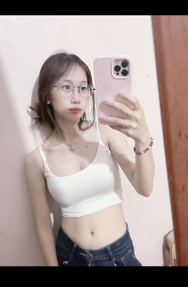 gaithemcac's tweet photo. Chu Giang, idoll tiktok, khoe bú  vs lắc mông như con đĩ. Cả ngày chỉ, lắc mông trên sóng như đang mời gọi khách, có tài cán gì ngoài cái miệng dâm đãng và cái bú to đùng dùng để câu view biến bản thân thành món đồ chơi tình dục miễn phí cho các con cặc xem để sục https://t.co/BQENC4IoJ3