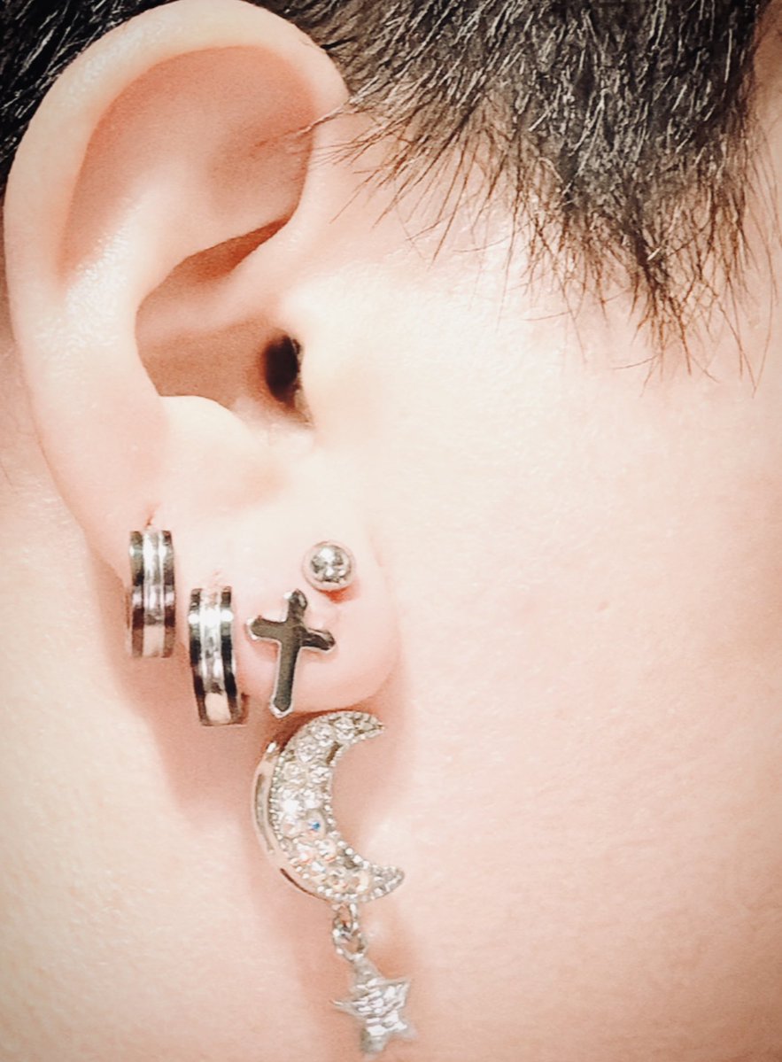 Luar_indigo's tweet photo. ノリで初めて軟骨ピアス開けてみたw
ピアッサーでバチン！inドンキのトイレ
思ったより痛くなくかた！
まー手指のタトゥーに比べればだけどw
左も色々改造！
たーのしーねー♪ https://t.co/uCTdq87ogR