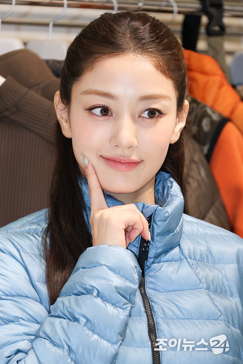 SubjectKpop's tweet photo. Jihyo attended Helinox Wear Flagship store event today https://t.co/T44ohaijKp