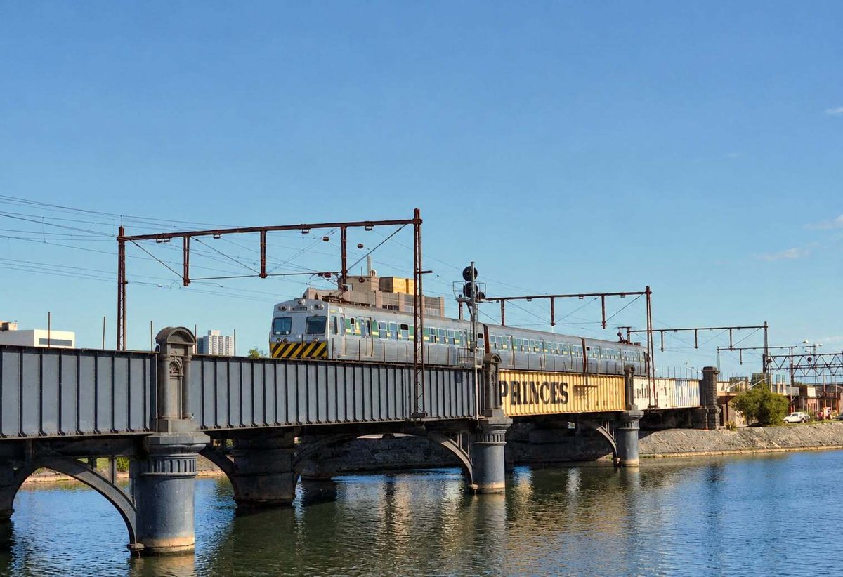 fakemetrotrains's tweet photo. Throwback Thursday!

This Sept 1984 pic (photog unkwn) shows an ex-Port Melbourne Hitachi set crossing Sandridge Bridge.

Today, this line is serviced by trams. Which are stinky, extremely slow and generally great at sucking arse. Fuck trams.

#MetroTrains #ThrowbackThursday https://t.co/bsYA42HhQO