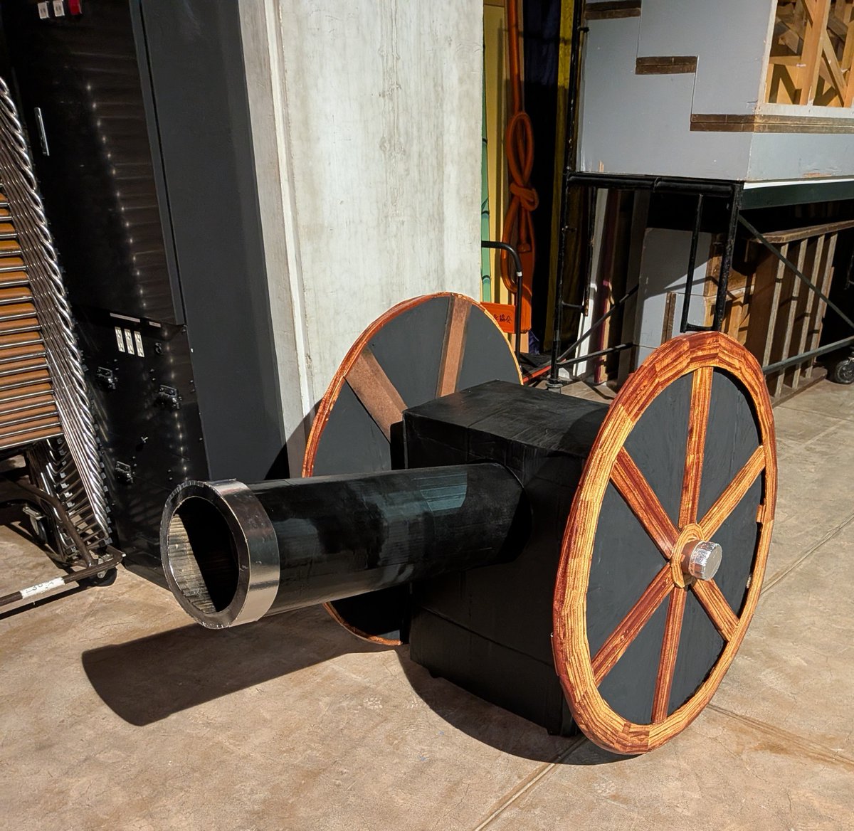 Jack84056's tweet photo. 舞台練習
大砲も納品
でも大砲の出番10秒もない……
ワニの出番も多分10秒ない程度
まあそんなもんよな https://t.co/3fK8qMKFZI