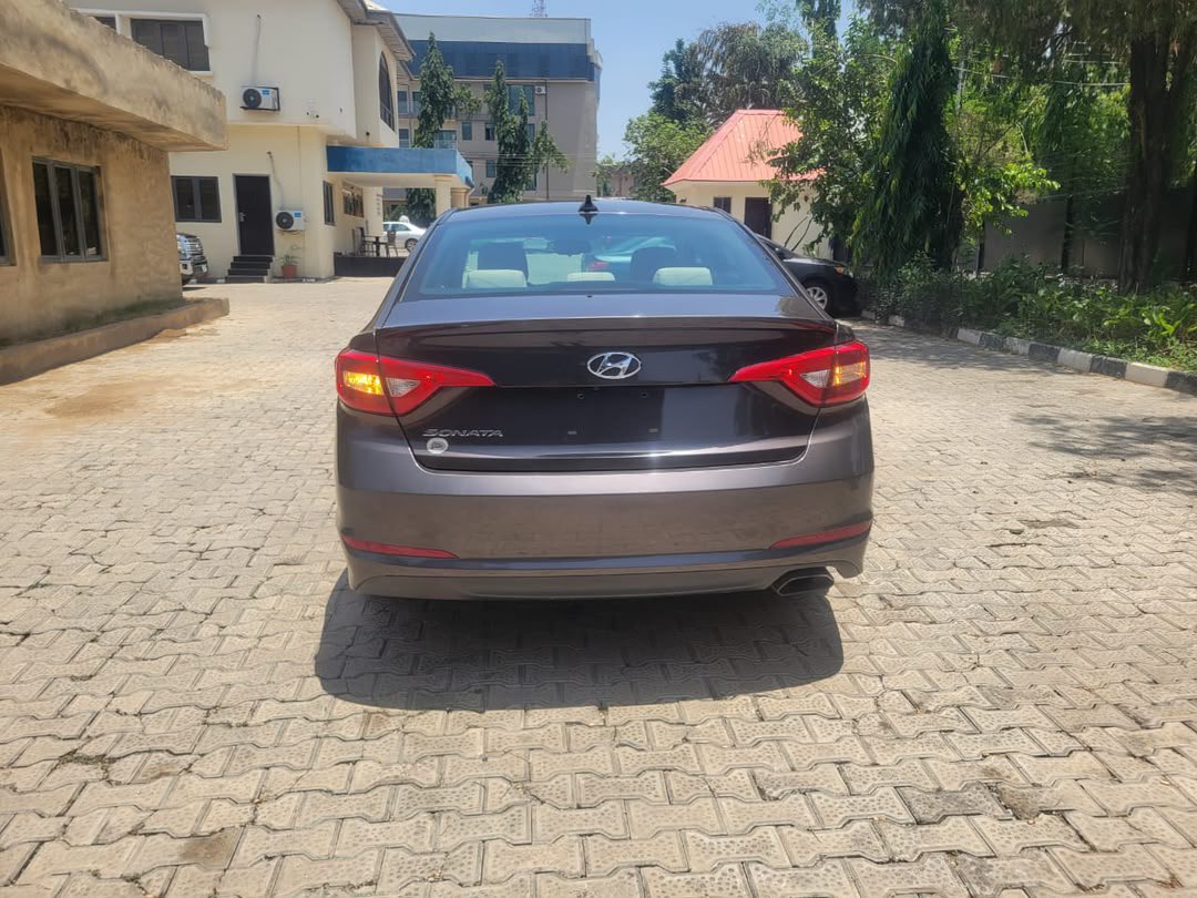 tiwaoba's tweet photo. 2015 Hyundai Sonata 

Cleanly Used 🍉 

Engine, Gear and Ac - In excellent condition ✅ 

7.8 million naira 💰 

Abuja 📍 https://t.co/mOfg9o0186