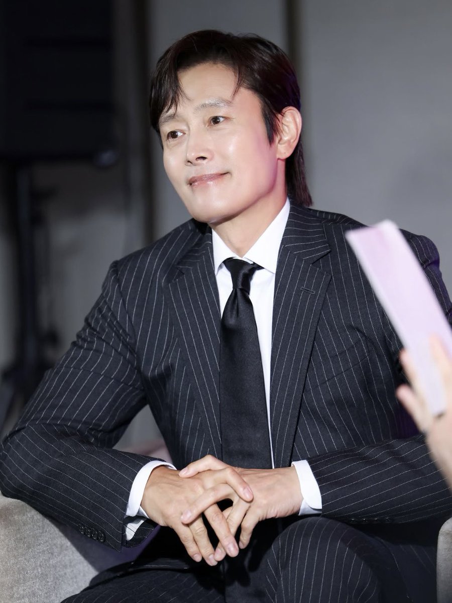 inhoandgihun's tweet photo. this hair and suit really ate🔥 https://t.co/ULr3zQ3C1o