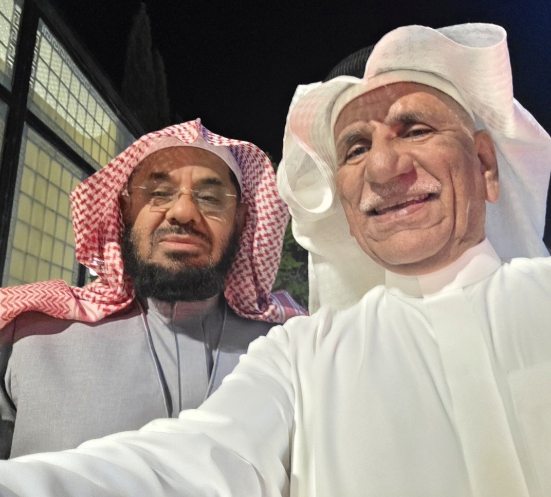 farid_mokhlis's tweet photo. [ في ضيافة..ابو ابراهيم بالهدا ]
نزولا عند دعوة ..
فضيلة الدكتور / سعود الشريم
امام وخطيب المسجد الحرام..
تم الإتفاق على زيارته مساء البارحه
بمزرعته بالهدا..
* معالي الدكتور بكري عساس 
اصطحب في معيته الدكتور عبدالعزيز 
عبدالله عبدالغني خياط  والدكتور عبدالله القرني والزميل 
عبدالله الزهراني
* تكرم معالي الدكتور محمد صالح بنتن ..وزير الحج والعمرة سابقا بالمرور عليه وحركنا من جده بعد صلاة العصر. 
** وصلنا للهدا قبل الدكتور بكري 
ف قال الدكتور بنتن خلينا نتمشى 
حتى يوصل الدكتور بكري وندخل سوى. 
* مع بداية الجوله في الهدا شفنا محل تميس..قلت لابومهاب ايه
رأيك ناخذ حبتين تميس بالسمن مع هذا الجو اللطيف..قال " طيب"
سألت واحد زبون باكستاني شكله
قلت " رفيق في تميس " قال 
في تعال..أخذت التميس..باين شكل التميس يشهي وحار.. 
انا في نفسي قلت دا التميس انا مااكلته الا ايام الطفوله في الطائف..
>> اتفاجأ بالدكتور بنتن يقول نفس الكلام اللي في ذهني..
وكمل بس يبغاله كاسة شاهي..مشينا خطوتين حصلنا الشاهي ع الحطب...يهبل جلسنا على الطاوله ناكل في التميس اللي كإنه مشلتت..ونعيد ذكريات الطائف المأنوس.. 
** اتجهنا لمزرعة فضيلة الدكتور سعود الشريم..كان الدكتور بكري ومرافقوه قد وصلوا..بعد ماصلينا المغرب والعشاء قصر وجمع
** وبعد شرب القهوة..تم احضار 
لبن الخلفات..كل واحد له غضاره نحنا نسميها طاسه..وقال ابوابراهيم
ترى تونا حالبينها..بالفعل طعم الحليب يهبللل 
* هنا سأل الدكتور البنتن الدكتور الشريم عن " بول البل اكرمكم الله  "في شفاء بعض الأمراض. ف تحدث ابوابراهيم عن كذا قصة اكد بأنه شاهد عيان على شفاء اصحابها 
* كما تطرق الشيخ الشريم لنجاة بعض ممن يعرفهم من بتر اصابعهم نتيجة اصابتهم ب غرغرينه..واكد بأن
استخدام العسل 🍯 الحر عالج ولله الحمد هذه الحالات تماما 
** كنت ب اسأل الزميل عبدالله الزهراني عن موضوع رياضي.. هنا تحول الحديث للكوره يقول الدكتور بكري "لما كنت ادرس بكلية العلوم بجامعة ويلز كنت من اللاعبين المميزين في فريق الكليه.شافني احد مالكي فريق قرية " بوستريت"
اللي كنت ساكن فيها ف قدم لي عرض مغري بالنسبه له لكي العب مع فريق قريته  وهو>> طبق بيض من مزرعته كل اسبوع يوصل لحد سكنه..ومجموعة من قناني الحليب البقري الطازج..يقول ابومشرف اعتذرت للريس.. فزاد في اغرائي وقال له"خلاص نرسلك كل ويك اند مع طبق البيض والحليب حبه 
دجاج ) طبعا العرض ماكان مغري ولم يوافق الكابتن عساس عليه
**  طبعا جلستنا في الهواء الطلق اخر وناسه وضيافه على أعلى مستوى  وسواليف جميله ك جمال جو الهدا..وبين فترة واخرى  يقوم الشيخ
الشريم ومعاه منفاخ  ويحط من الحطب المكسر والمجهز للشبه الموجوده في وسط الجلسه..ويولع الحطب..وتحدث عن هذه الظاهره
>> يقول ان عملية اشتعال الحطب بعد المغرب تكون سريعا  وبين كل فترة بسيطه  يضع من الحطب لسرعة الإشتعال..يقول ابو ابراهيم مثل هالوقت وكانت الساعه حول ال ١١ ليلا  الإشتعال يبطططي..موب زي فتره مابعد المغرب.
** ومن المواقف التي مرت على الشيخ..يقول " خرجت مره من المستشفى ورجعت البيت.. وزاروني
اصدقائي وامتلت الغرفه ب باقات الورود..يقول حسيت ب ضيقه شديده في صدري مني بعارف من ايه؟
يقول واحد من ربعه قال " ياجماعة الخير طلعوا باقات الورود خارج الغرفه 
..يواصل الشيخ حديثه يقول بفضل الله بعد ما طلعت باقات الورد بفتره
بسيطه وانا أشعر ب تحسن كبير في التنفس ولله الحمد
* جا موعد العشاء وتعشينا في الهواء الطلق  وبعد العشا جلسنا نسولف..وناكل في الرمان المفرفط كل واحد ب حصته.
** وبعد ما دار علينا البخور..وقبل مانغادر اكرمنا الدكتور الشريم كل واحد له مايكفيه واسرته ويمكن وجيرانه من رمان  وتين من مزرعته الخاصه..الله يزيده من واسع فضله وكرمه
** لأول مره في حياتي اطلع من جده للهدا..ومن الهدا ل جده ومااشعر بالطريق.. مافي الا سوالف مع معالي الدكتور البنتن معظمها استعادة الذكريات
** احللى حاجه وانا جالس مع الدكتور ناكل في التميس اللي لا انا ولا ابو مهاب اكلنا زيه لا في جده ولا في مكه الا ايام زمان في الطائف
* من ذكريات معاليه يقول كنا نسكن في وادي محرم ومافيها غير مدرسه
وحده كنا صغار بس مانعرف ننزل البئر ونشغل الماتور عشان نملي البركة ونسبح فيها..ويجي صاحب المزرعه ويخاصمنا ويطفي الماتور.
* ويضيف معاليه" ياراجل كنا نسبح في جباحب " قلت جباحب خطيره"
ضحك قال " وطينها يمسك في الرجول وفي ناس غرقوا" قلت ماشاءالله على قلوبكم
* اتضح لي من جلسة البارحه ان معظم الموجدين  يجيبوا الطبخ.الدكتور الشريم يزبط المرقوق والجريش ووعدنا بعزيمه ثانيه 
الدكتور البنتن يقول' انا اسوي الأرزاز ب انواعها حتى المقلوبه.
انا طبعا استاذ في السليق بالذات .
الدكتور العساس( قال انا في الطبخ
بصراحه مره تصيب ومرات تخيب )