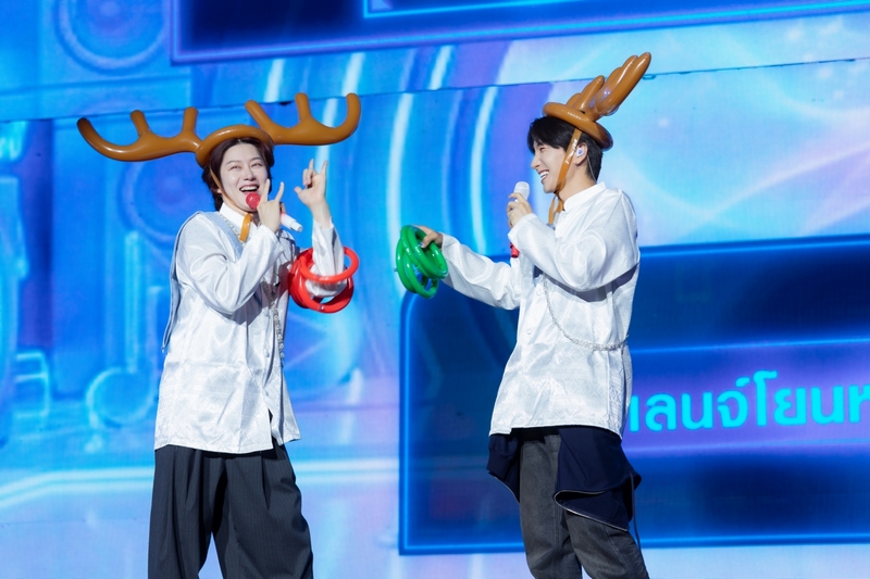 webstarupdate's tweet photo. LEETEUK และ HEECHUL ถ่ายทอดสายใยมิตรภาพในฐานะ ‘SUPER JUNIOR-83z’ ผ่านแฟนคอนครั้งแรกในประเทศไทย ‘2026 SUPER JUNIOR-83z FANCON TOUR [1983] in BANGKOK’
#SUPERJUNIOR #슈퍼주니어 #SUPERJUNIOR_83z #슈퍼주니어_83z #SUPERJUNIOR_83z_1983 #SUPERJUNIOR_83z_1983_BKK #SMTrue
>> https://t.co/mMBKvLdoGo

LEETEUK (อีทึก) และ HEECHUL (ฮีชอล) สองสมาชิกที่เกิดในปี 1983 ซึ่งรวมตัวเดบิวต์อย่างเป็นทางการในนามยูนิตใหม่ ‘SUPER JUNIOR-83z’ (ซูเปอร์ จูเนียร์-พัลซัมจึ) ถ่ายทอดสายสัมพันธ์ที่สั่งสมมายาวนานกว่าสองทศวรรษ ผ่านแฟนคอนทัวร์ครั้งแรกในประเทศไทย ‘2026 SUPER JUNIOR-83z FANCON TOUR [1983] in BANGKOK’ (ทูเธาซันด์ทเวนตี้ซิกซ์ ซูเปอร์ จูเนียร์-พัลซัมจึ แฟนคอน ทัวร์ [อิลกูพัลซัม] อิน แบงค็อก) เมื่อวันเสาร์ที่ 15 สิงหาคม 2026 ณ ธันเดอร์โดม
แฟนคอนครั้งนี้ถูกสร้างสรรค์ขึ้นภายใต้คอนเซปต์ “เรื่องราวแห่งมิตรภาพของ SUPER JUNIOR-83z” ผ่านโชว์ที่ผสมผสานทั้งดนตรี การแสดง และความบันเทิง โดยร้อยเรียงความทรงจำในอดีตและปัจจุบันของ LEETEUK (อีทึก) และ HEECHUL (ฮีชอล) ผ่านองค์ประกอบหลากหลาย ทั้งฉาก ‘รถบัสสาย 83’ ในจินตนาการ ที่พาทั้งคู่และ E.L.F. (เอลฟ์ : ชื่อแฟนคลับอย่างเป็นทางการ) เดินทางผ่านช่วงเวลาต่าง ๆ ไปด้วยกัน วิดีโอในธีมรายการเพลง การจำลองเหตุการณ์สำคัญ และ VCR ช่วงถาม-ตอบเกี่ยวกับกันและกัน นำเสนอเสน่ห์ที่เป็นธรรมชาติของทั้งคู่ พร้อมเผยเคมีเฉพาะตัวที่เกิดจากความแตกต่างและลงตัวในเวลาเดียวกัน

ป้ายแรกของการเดินทาง เริ่มต้นด้วยบทเพลงจากมินิอัลบั้มชุดแรกของ ‘SUPER JUNIOR-83z’ (ซูเปอร์ จูเนียร์-พัลซัมจึ) ซึ่งทั้งคู่มีส่วนร่วมในกระบวนการสร้างสรรค์ พร้อมโชว์สีสันทางดนตรีที่หลากหลาย ตั้งแต่แดนซ์ซาวนด์ย้อนยุคไปจนถึงร็อกบัลลาด เปิดฉากด้วยเพลงไตเติล ‘너를 위한 약속 (Promise)’ ต่อเนื่องด้วย ‘SOLOVE’ ก่อนส่งต่อความประทับใจผ่าน ‘우리의 우정은 사랑보다 강하다 (More Than Love)’ พร้อมคำมั่นสัญญาว่า “จะเป็น 83z ตลอดไป” และการสวมสร้อยคอเป็นสัญลักษณ์ของความผูกพัน ตามด้วย ‘온새미로 (ONSAEMIRO)’ ที่ถ่ายทอดคำมั่นสัญญาว่าจะเคียงข้างกันเสมอ นอกจากนี้ ยังมีเพลงโซโล่ของ LEETEUK (อีทึก) อย่าง ‘Bad Name’ ที่เปี่ยมด้วยความเซ็กซี่แบบพอดี และเพลงโซโล่ของ HEECHUL (ฮีชอล) อย่าง ‘고독남 (GODOGNAM)’ ที่เผยพลังเสียงของเขา

ป้ายแห่งความท้าทาย มาพร้อมภารกิจมากมายที่ทั้งคู่ต้องพิชิต โดย LEETEUK (อีทึก) และ HEECHUL (ฮีชอล) เซอร์ไพรส์ผู้ชมด้วยการปรากฏตัวในชุดไทย ก่อนเริ่มภารกิจสุดสนุก ทั้งการค้นหาไอเทมบนเวทีและโพสท่า Ending Fairy ให้สำเร็จ ตลอดจนชาเลนจ์เฉพาะของแต่ละคนและภารกิจที่ต้องร่วมมือกัน สะท้อนความโดดเด่นของยูนิตที่ผสมผสานความสามารถด้านการแสดงและวาไรตี้เข้าด้วยกันได้อย่างเหนือชั้น เรียกทั้งเสียงหัวเราะและเสียงเชียร์จากแฟน ๆ ได้อย่างต่อเนื่อง
ป้ายแห่งความทรงจำ เติมเต็มด้วยเพลงฮิตจากหลากหลายยุคของ SUPER JUNIOR (ซูเปอร์จูเนียร์) ในรูปแบบเมดเลย์ตั้งแต่ ‘로꾸거!!! (Rokuko)’, ‘Super Duper’, ‘떴다 오빠 (Oppa, Oppa)’, ‘미인아 (Bonamana)’, ‘Mr. Simple’, ‘Sexy, Free & Single’ และ ‘쏘리 쏘리 (SORRY, SORRY)’ ตลอดจนช่วงอังกอร์ในเพลง ‘나비잠 (Sweet Dream)’ รวมถึงเพลง ‘Sarang📷’ และ ‘Miracle’

ทางด้าน E.L.F. (เอลฟ์) ไทย ได้ร่วมกันส่งต่อความรักผ่านแฟนโปรเจกต์ ป้ายข้อความซึ่งมีความหมายว่า “เราอยู่เคียงข้างกันมาตลอด ขอให้เราเดินไปด้วยกันพร้อมรอยยิ้มตลอดไป” และ “ขอบคุณที่เข้าใจและใส่ใจในความแตกต่างของกันและกัน และขอบคุณที่เดบิวต์ในฐานะ 83z”

ป้ายสุดท้ายของการเดินทาง LEETEUK (อีทึก) และ HEECHUL (ฮีชอล) ได้พิสูจน์ให้เห็นถึงเสน่ห์ของการรวมตัวระหว่างสองสมาชิกที่มีบุคลิกแตกต่างกัน แต่กลับสร้างเคมีที่เป็นเอกลักษณ์ผ่านประสบการณ์และเรื่องราวที่ถักทอร่วมกันมาอย่างยาวนาน ทั้งคู่ถ่ายทอดตัวตนผ่านโชว์ที่ครอบคลุมทั้งดนตรี การแสดง และความบันเทิง พร้อมสร้างช่วงเวลาแห่งเสียงหัวเราะ รอยยิ้ม และความประทับใจร่วมกับ E.L.F. (เอลฟ์) ชาวไทยอย่างใกล้ชิด ตอกย้ำให้เห็นถึงคำมั่นสัญญาแห่งความผูกพันที่ยังคงแข็งแกร่งผ่านกาลเวลา พร้อมเผยให้เห็นอีกด้านของสองสมาชิกที่แฟน ๆ ได้ร่วมสัมผัสในฐานะ ‘SUPER JUNIOR-83z’ (ซูเปอร์ จูเนียร์-พัลซัมจึ)
