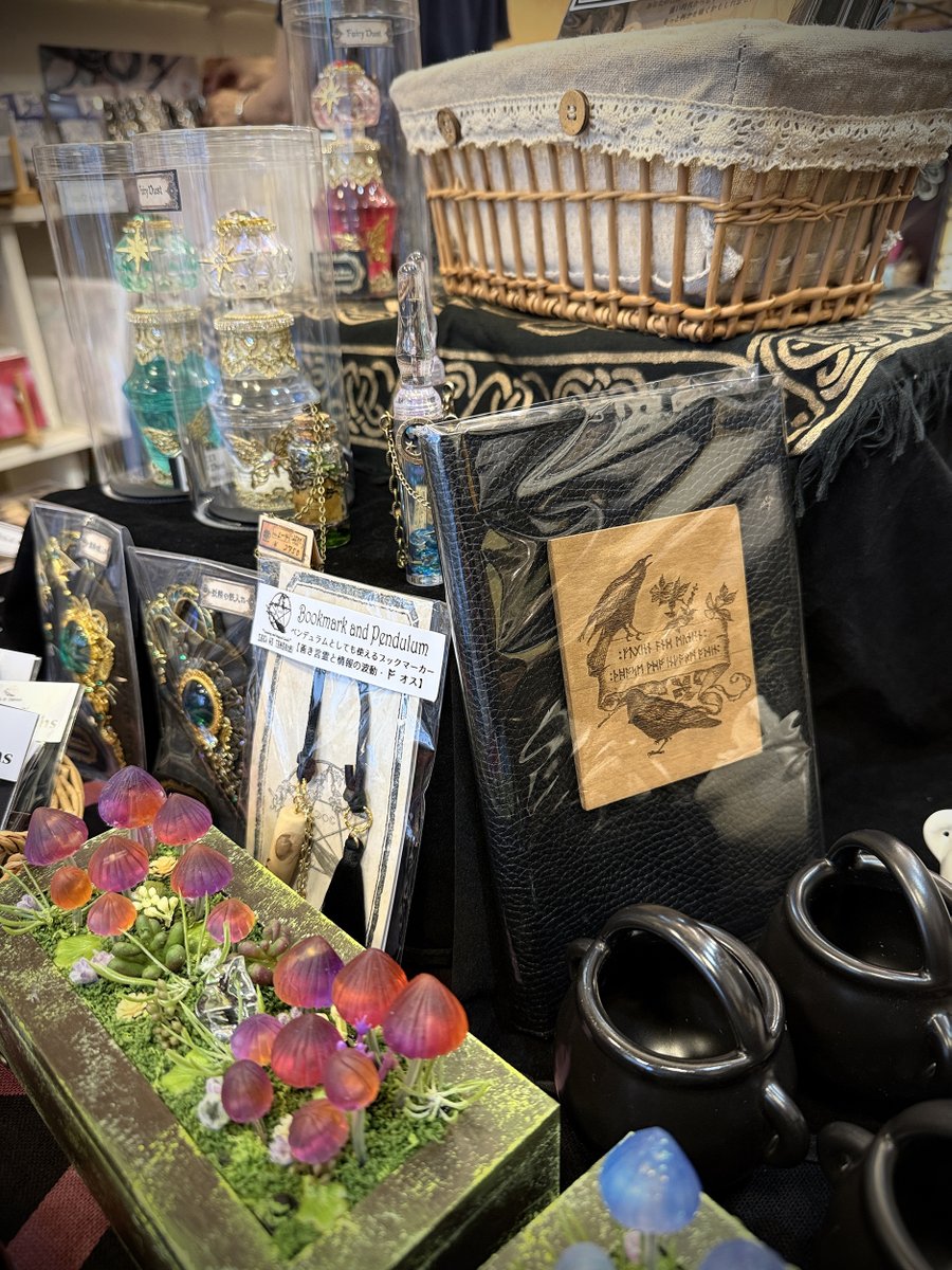 Arundel_shop's tweet photo. 今日のお休み明けは、文具店初日に匹敵する多数のご来店をいただきありがとうございます！
本日は魔法学校の先生方全員のアイテムをお迎えいただいておりますが、とりわけ熱心な読書家の生徒さんが多いようで…
魔法書ペンダントや各種の魔術本、ブックカバーなど多くお求めいただいております📖 https://t.co/A1bEupZ5Yk