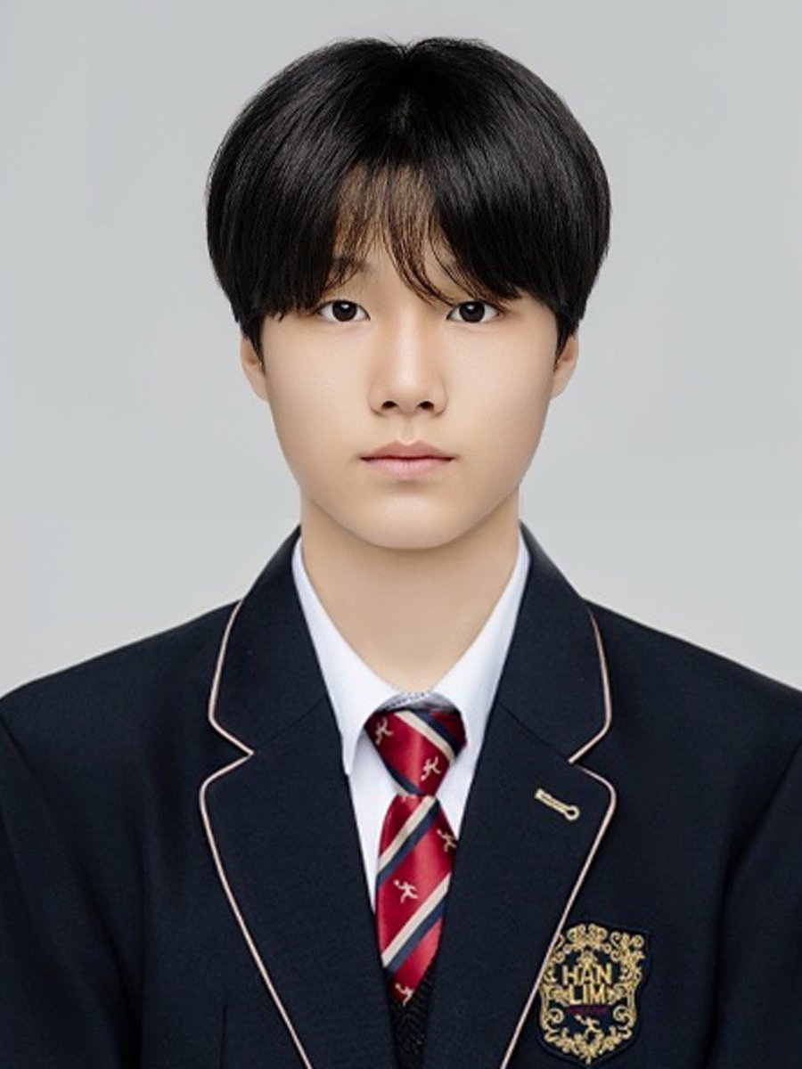 xesuae3412's tweet photo. 재영이랑 환희 졸사 너무 다르다
재영이는 뽀샤시한 고급 고양이인데
환희는 뭐 무슨 시골에서 갓 올라온 남자애같음 https://t.co/yYr07gW6Om