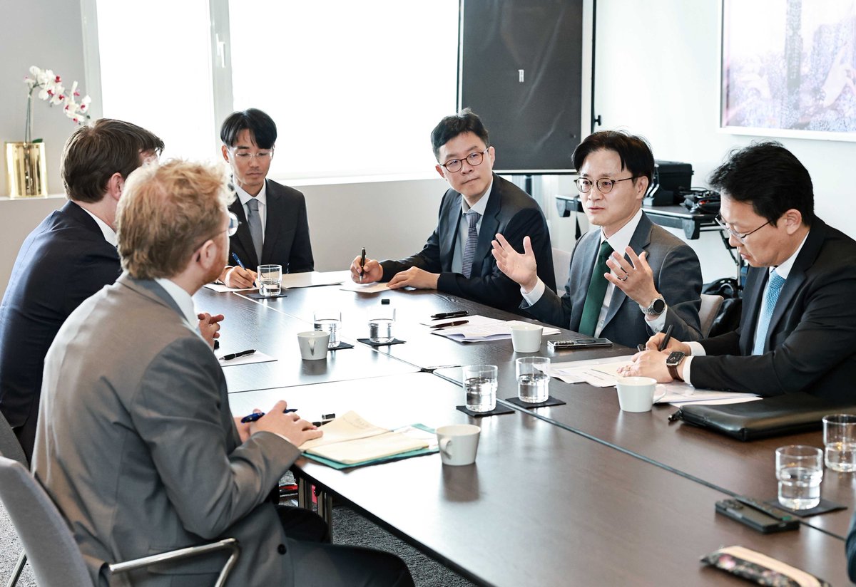 MinisterofMOTIR's tweet photo. <우리 기업이 유럽 시장에서 공정하게 경쟁할 수 있도록>

파리에 이어 EU 집행위원회와 유럽의회가 있는 브뤼셀을 찾았습니다. EU의 통상·산업 정책과 규범이 만들어지는 곳입니다.

우리 기업이 유럽 시장에서 ���대로 경쟁하려면 시장의 변화에 대응하는 것뿐 아니라, 규범이 만들어지는 과정에도 적극적으로 참여해 우리의 목소리를 내야 합니다.

스테판 세주르네 EU 성장 담당 수석부집행위원장을 만나 산업가속화법(IAA)의 역내산(域內産) 요건 강화에 대한 우리 기업의 우려를 분명히 전달했습니다.

EU가 도입하려는 파트너국 동���성 원칙이 대한민국과 같은 신뢰할 수 있는 FTA 파트너에게 예측 가능하고 일관되게 적용되어야 한다는 점을 강조하고, 그동안 한국과 EU가 쌓아온 공급망과 산업협력 관계를 입법 과정에 충분히 반영해 줄 것을 요청했습니다.

지난 6월 한-EU 정상회담에서 합의한 ‘경쟁력 파트너십’과 ‘고위급 경제대화’의 후속조치도 논의했습니다. 경쟁력 파트너십의 운영방안을 조속히 마련하고, 첫 고위급 경제대화를 내년 1분기 중 개최할 수 있도록 긴밀히 협의해 나가기로 했습니다.

유럽의회에도 직접 우리 입장을 전했습니다. 의회 내 대표적 통상정책 전문가인 디르크 호팅 의원을 만나 산업가속화법에 대한 입장을 설명하고, 입법 과정에서 한-EU 간 공급망과 산업협력 관계가 충분히 고려될 수 있도록 협조를 당부했습니다.

지난 6월 유럽을 다녀온 뒤 쓴 언론 기고에서 ‘시장과 제도를 연결하고 서로의 강점을 융합해 경쟁력을 높이는 능력이 미래 산업의 승부처’라는 말씀을 드렸습니다. 

당시 정상회담을 ��해 EU의 철강 무관세 쿼터에서 의미 있는 성과를 거둔 것처럼, 우리 기업의 경쟁력이 제도와 규범의 벽에 가로막히지 않도록 끝까지 뛰겠습니다.  

산업가속화법과 같은 현안에 분명한 목소리를 내는 동시에 대한민국과 EU가 서로의 강점을 융합해 함께 경쟁력을 높일 수 있도록 산업협력의 폭도 더욱 넓혀가겠습니다.

#EU #산업가속화법 #IAA #경쟁력파트너십 #고위급경제대화 #산업부 #산업통상부 #김정관장관 #MAX #제조AX