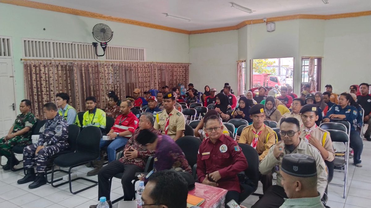Kodimpaser's tweet photo. Inilah Pesan Dari Tim Mabes TNI Kepada Warga Batu Sopang
Beri pengetahuan terkait Bahaya Karhutla khususnya bagi warga Kabupaten Paser, Tim Mabes TNI memberikan penyuluhan secara langsung kepada warga Kecamatan Batu Sopang.
#tniad #kodimpaser #batusopang #karhutla https://t.co/BUq5YvQNDi