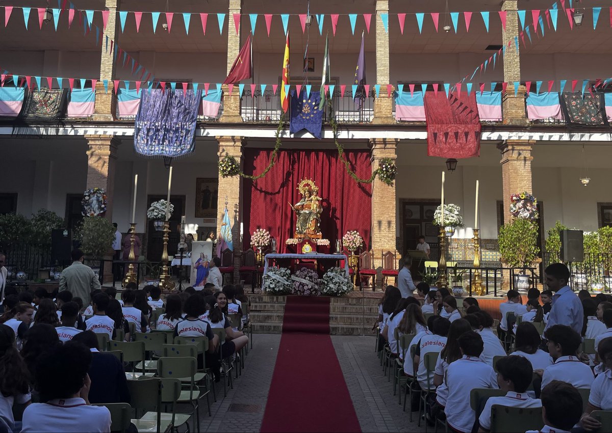 AuxiTriana's tweet photo. En estos días en los que comienza el curso escolar, imploramos a María Auxiliadora su maternal protección para cuantos alumnos formarán parte de nuestra Casa Salesiana @salesianotriana 

¡Qué Ella los guíe y los acompañe en este nuevo curso que comienza! https://t.co/PiagLq6Evk