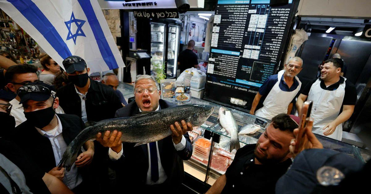 funny52172's tweet photo. This is like a renaissance painting https://t.co/QtBnQYUFaR