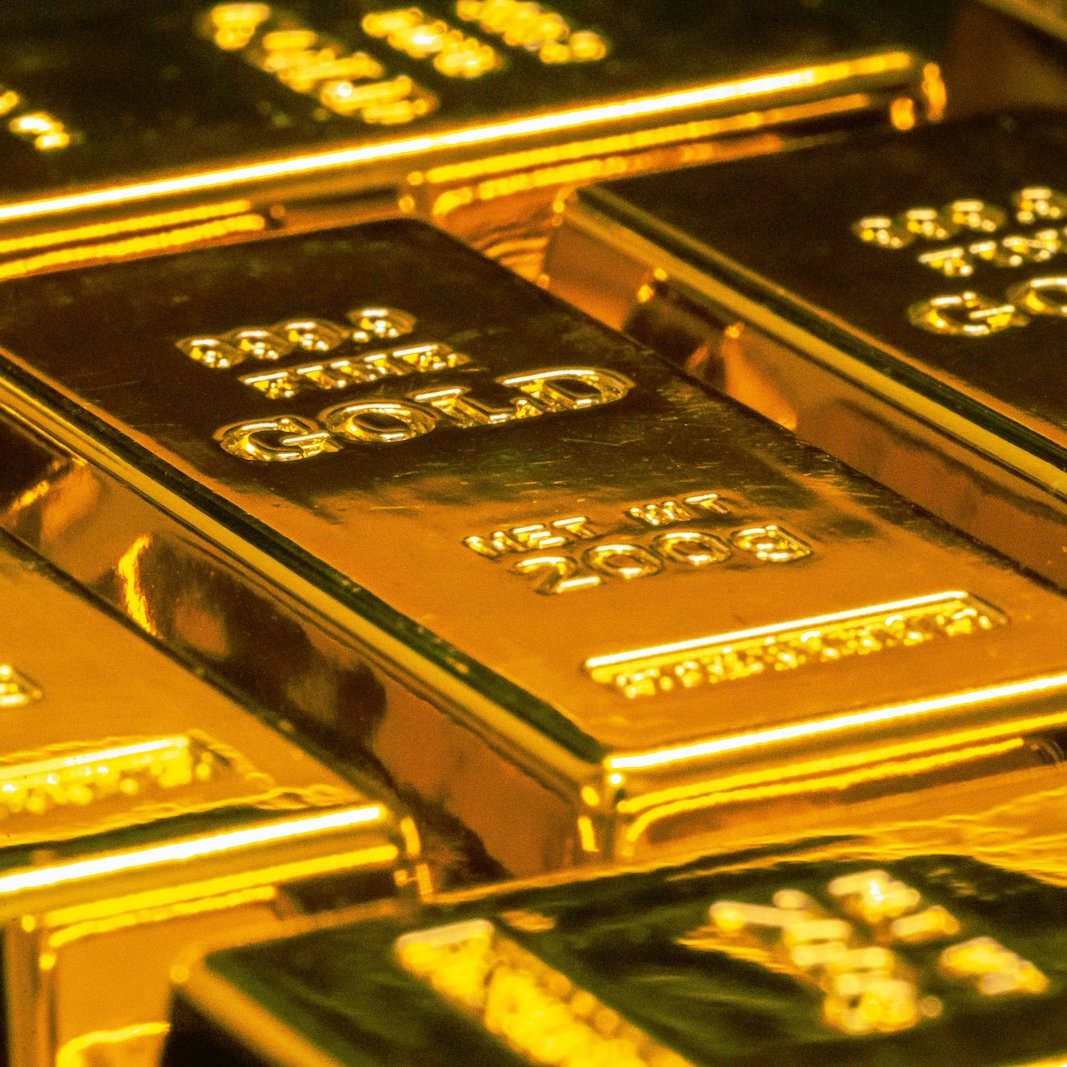 Barontrump3d's tweet photo. President Trump signs an executive order: NESARA GESARA RESET. Starting January 1, 2026, the NESARA GESARA Framework goes into effect and the NESARA GESARA Gold Coin will be officially listed on January 21, 2026.

Follow @Barontrump3d https://t.co/4sBiHgFlDS