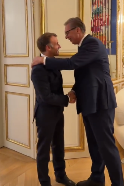 Havarija501's tweet photo. Dva dana nakon državne sahrane najvećeg evropskog ratnog zločinca poslije Drugog svjetskog rata, francuski predsjednik grli Aleksandra Vučića i vodi razgovore o "jačanju strateškog partnerstva" Francuske i Srbije.
Nadam se da je sad sve jasno. https://t.co/ESBRlvf57v