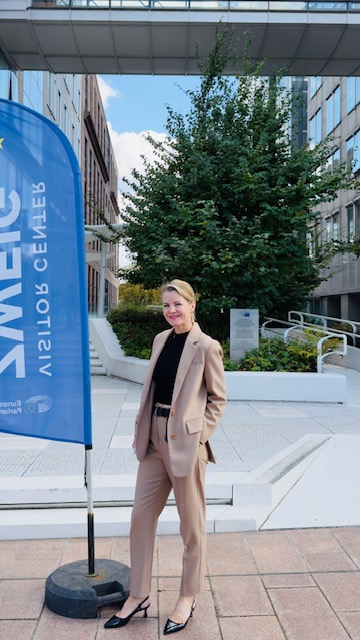 AndreaCepova's tweet photo. I started really reading when I was 17, with the novels of Stefan #Zweig. The Impatience of the Heart genuinely changed my life.
And now, in the #EP, my office at the @ecrgroup Secretariat is in the ZWEIG building.
It is not a coincidence. It is destiny. 😊 https://t.co/E7qdif3so7