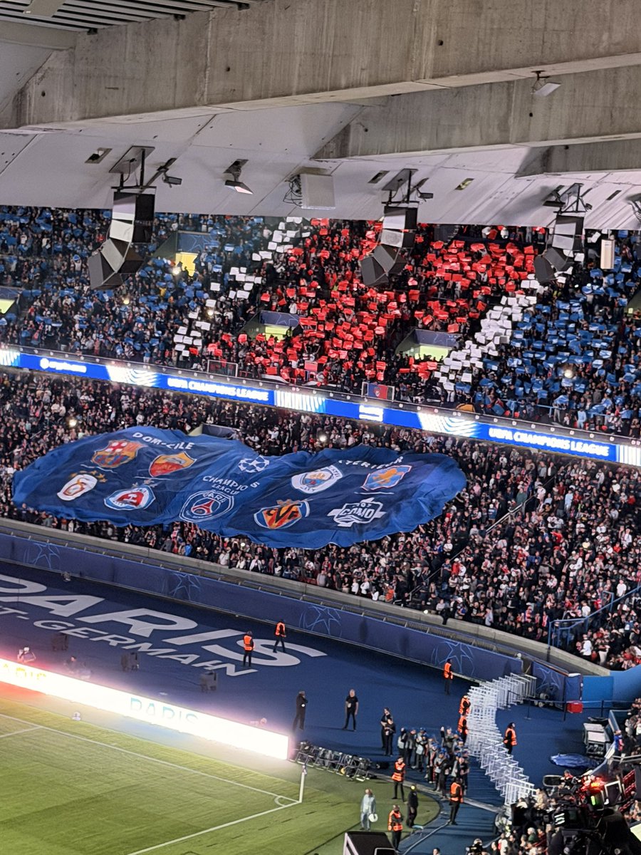 Paristeamfr's tweet photo. Petite explication du tifo dit « calendrier » qui fait sourire !

🔴🔵 Un tifo combiné entre le virage Auteuil et le virage Boulogne, avec Luis Enrique tranquillement installé sur un transat, jumelles à la main, observant le calendrier européen du PSG.

Et ce message plein de confiance :

« TRANQUILLA… L’EUROPE EST À NOUS » #PSG