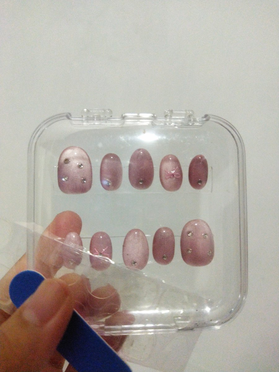 Liapointofview's tweet photo. aku beli fake nails se-murce ini nggak sampe 20K 😭���🏻

bisa req tipe kuku, panjang, sama custom ukuran. kukunya reusable, terus udah include box mica, stick + buffer juga.

bonusnya lem gel dapet 24 pcs, jadi bisa dipake 2x 😭☝🏻
https://t.co/t348WK3S5h https://t.co/inaLXrOl4c