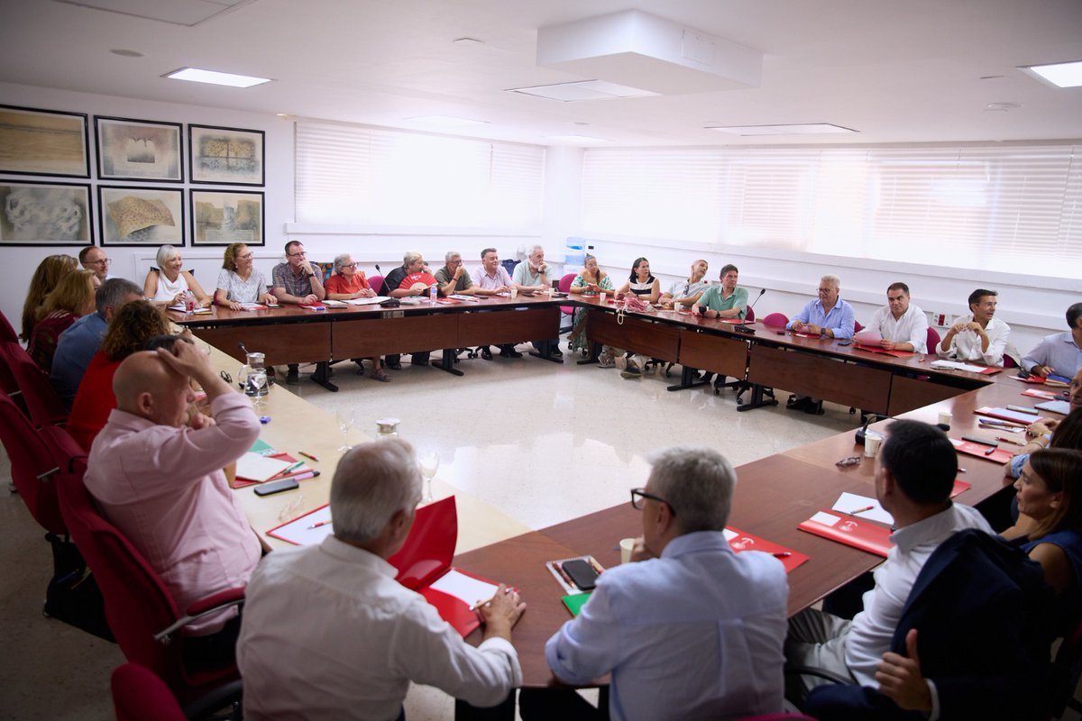 mjmonteroc's tweet photo. Hoy hemos mantenido un encuentro entre la dirección del @psoedeandalucia y la dirección de @UGT_Andalucia para abordar de forma conjunta un tema tan crucial para nuestra tierra como es la defensa y el fortalecimiento de los servicios públicos. https://t.co/D82Ivz3J5f