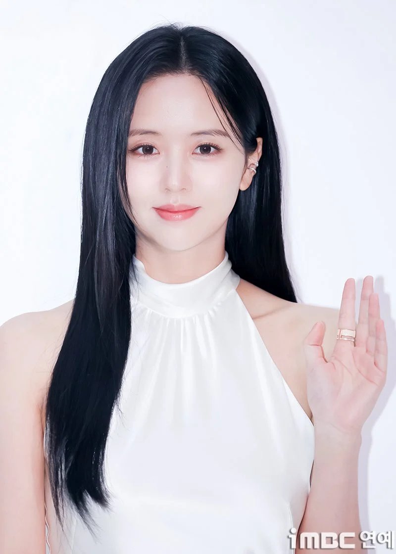 KSH_daily's tweet photo. 🗣  [ 10/9/2026 @instiz ] 

Real time 🌸

Wow, why is Kim So-hyun so pretty?

Knetz : 
▪️ I actually saw her at the red carpet; she looks like a Barbie doll.
▪️You're really pretty. I thought you were a different person.
▪️Wow, so pretty
▪️Looking forward to the gorgeous White Scandal
▪️So pretty
▪️The video is awesome too
▪️What lipstick should I use...
▪️The video is awesome too
▪️Looking forward to Dating Doctor
▪️Aren't you filming White Scandal with that face? Wow, seriously pretty.
▪️Wow... looks like a doll
▪️It's really pretty 😭😭
▪️Super pretty
ETC.....

🔗https://t.co/WyszKF3K5M 

#KimSohyun #KimSoHyun #김소현