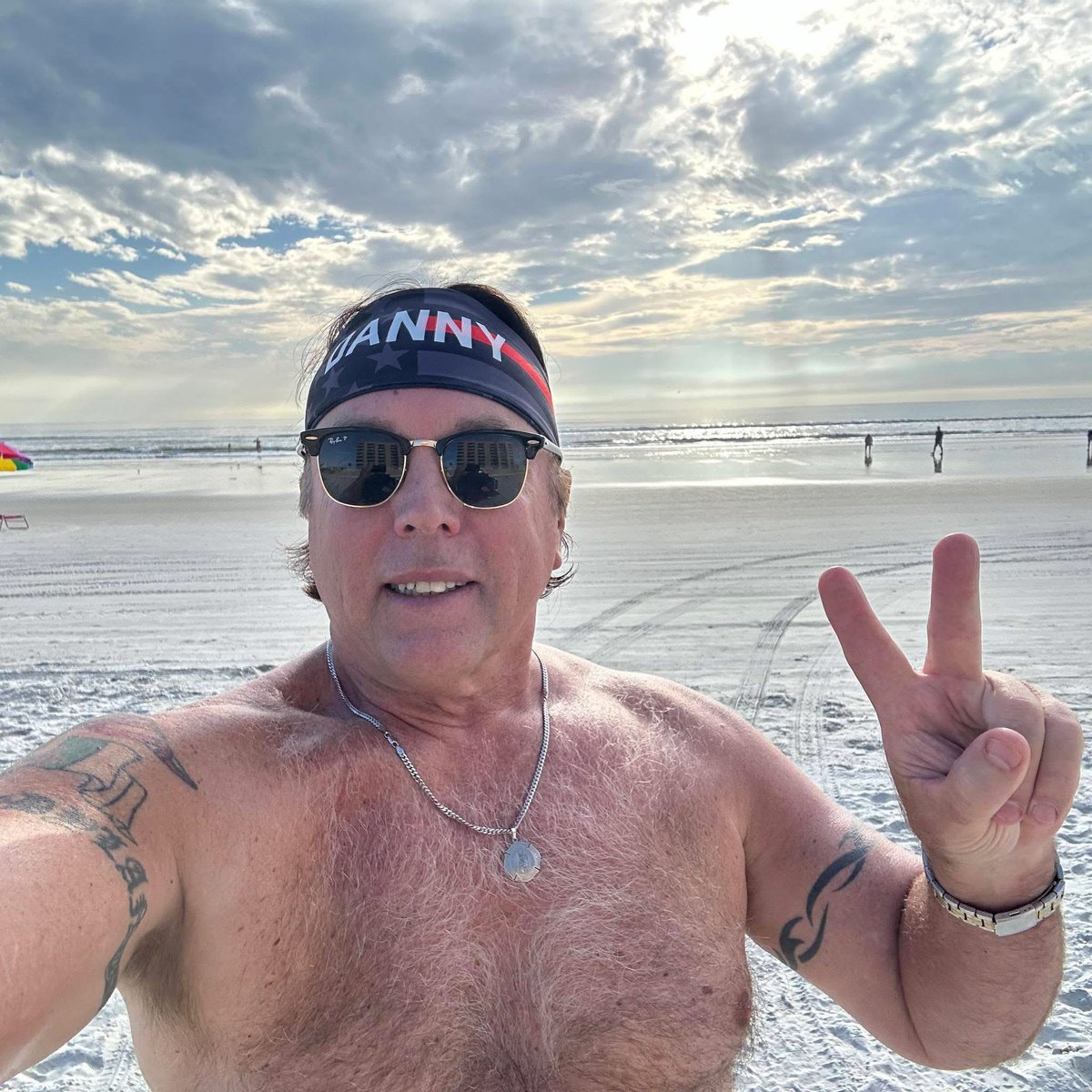 hairy_males's tweet photo. Hairy daddy
#hairy #hairydaddy #silverdaddy #chesthair #hairystraightman #naturalman #daddy #hairyarmpits https://t.co/ysRSN3goLV