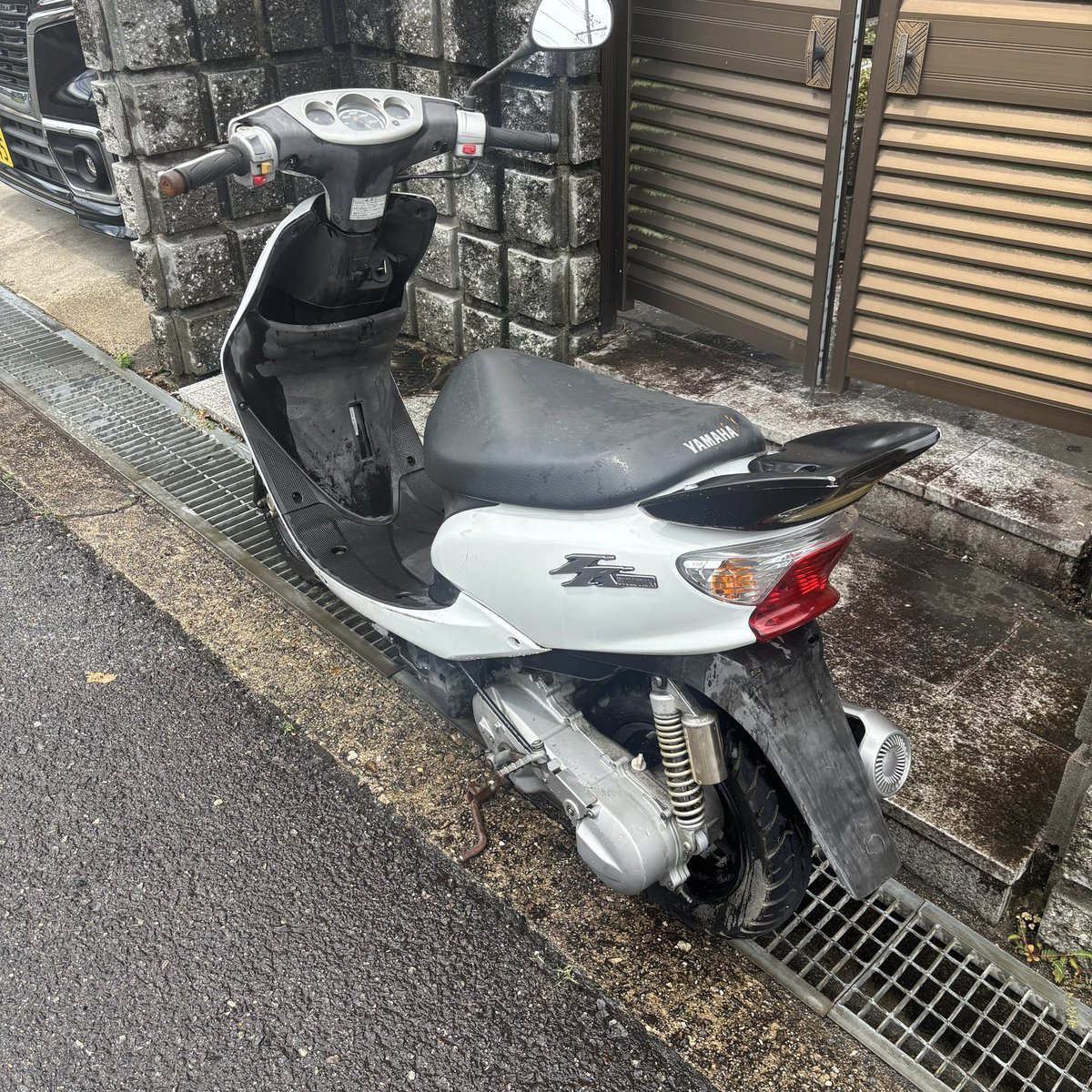 gomaki_mjkwii's tweet photo. sa16j ジョグ zr エボリューション
三重県伊賀市からです！

キック降りてエンジン一瞬かかります！
元々放置不動とのことです！マフラー穴空いてます！

5万でお願いいた��ます🙇‍♀️

#バイク売りたい #バイク買いたい https://t.co/nb8YXsC3WF