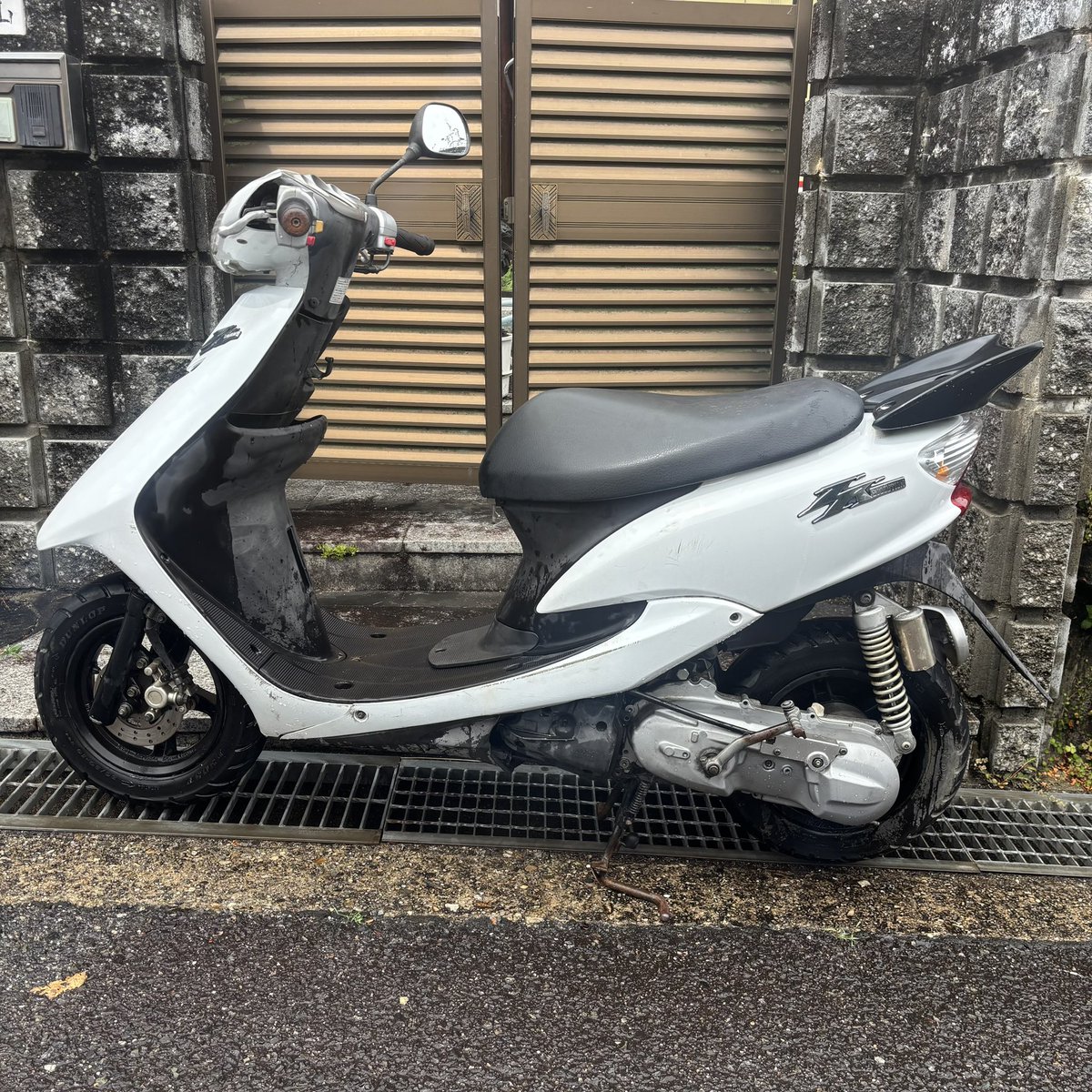 gomaki_mjkwii's tweet photo. sa16j ジョグ zr エボリューション
三重県伊賀市からです！

キック降りてエンジン一瞬かかります！
元々放置不動とのことです！マフラー穴空いてます！

5万でお願いいた��ます🙇‍♀️

#バイク売りたい #バイク買いたい https://t.co/nb8YXsC3WF
