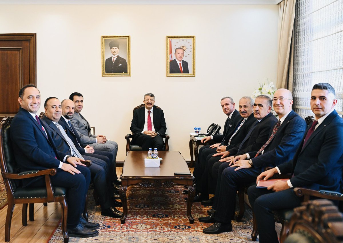 KayaZeydin's tweet photo. 📍 Ankara / İçişleri Bakanlığı

İçişleri Bakan Yardımcımız Sayın @valialicelik’i;

Şemdinli Belediye Başkanımız Sayın @sakar_fahri, Çukurca Belediye Başkanımız Sayın @nazmidemirtr, Derecik Belediye Başkanımız Sayın Rahim Can, Büyükçiftlik Belediye Başkanımız Sayın @cayancicek, Esendere Belediye Başkanımız Sayın @dirbazbuyuksu ve Durankaya Belediye Başkanımız Sayın @ismaildmirci30 ile birlikte makamında ziyaret ettik.

Görüşmemizde Hakkâri’mizin ve belediyelerimizin öncelikli ihtiyaçları, devam eden çalışmalar ile hizmet ve yatırım taleplerimizi değerlendirdik.

Cumhurbaşkanımız ve Genel Başkanımız Sayın @RTErdogan’ın liderliğinde; Hakkâri’mize yeni eser ve hizmetler kazandırmak için kararlılıkla çalışmaya devam edeceğiz.

Sayın Bakan Yardımcımıza nazik kabulleri, Hakkâri’mize gösterdikleri yakın ilgi ve kıymetli değerlendirmeleri için teşekkür ediyorum.

@RTErdogan
@Akparti
@abuyukgumus
@MustafaAlkayis
@byildiz63