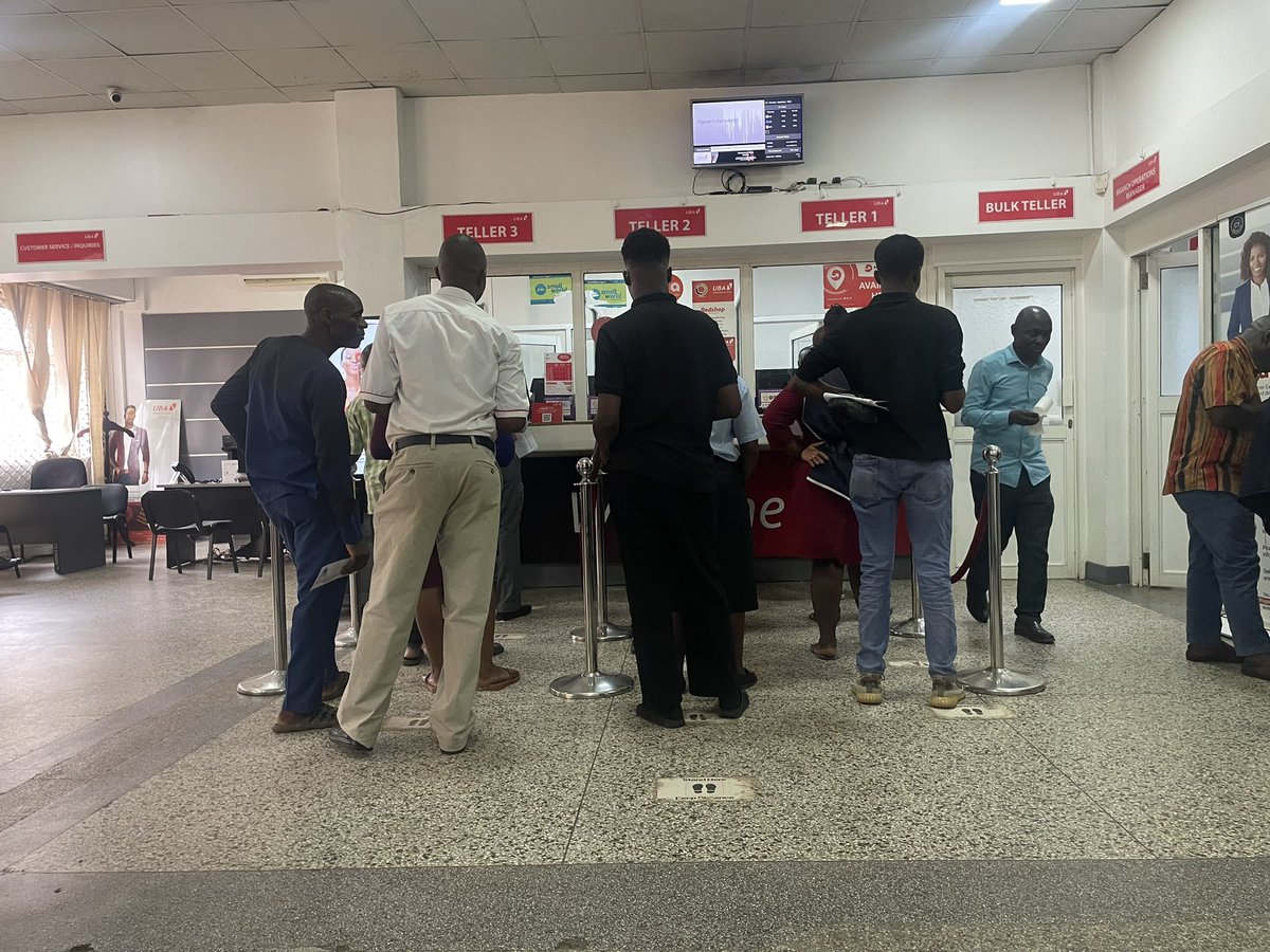 Fsserunjoji's tweet photo. So @UBAGroup William Street branch has one machine that is functioning! You queue for 20 minutes reaching the Teller they tell you the machine is down and then send you to another line with a functioning machine, you again wait for more 20 mins. Buli muntu obwedda ayomba 🙌🏾 https://t.co/ehj4nlVZEh