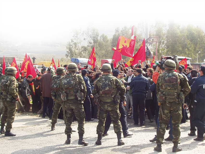 soLHaber2026's tweet photo. Yakın tarihte TKP'nin müdahaleleri: Öyle bir Parti var!

📍Türkiye Komünist Partisi’nin yirmi beş yıllık mücadelesinin en temel ilkesi, emekçi halkın çıkarları doğrultusunda, düzen güçlerinden bağımsız bir siyasi hattın örülmesi ve Türkiye siyasetinde belirleyici bir faktör haline gelmesinin sağlanmasıydı.

📍TKP’nin kritik, bazıları çok karmaşık siyasi başlıklarda hataya düşmemesini sağlayan, doğru tanımlanmış bu ilkeden taviz vermemesi ve her siyasi kararı bu ilkeyi göz önünde tutarak almasıydı.

📍Zaman zaman yalnız kalmayla sonuçlansa da TKP sabırlı ve ilkeli mücadelesinde önemli sonuçlar aldı.

Ortaklaşa dergisini (@OrtaklasaDergi_) dijital olarak okumak için soL’a abone olun 👇

https://t.co/eYM9CCjj2d