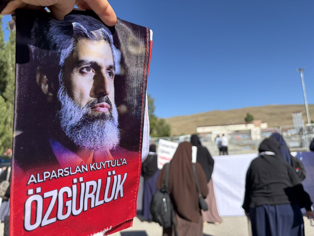 YaseminAnkay2's tweet photo. @FurkanDerGzntp Vefalı Hocanın vefalı talebeleri olarak Gaziantep’ten Erzurum’a bin selam gönderiyoruz! 🕊️ 

Sesimiz kısılana kadar! 
Hocamız duyana kadar 
Hep beraber gür bir ses ile 

Cesur, yiğit Alimin talebesiyiz! 

AlparslanHocaya Özgürlük 
SemraHocaya Özgürlük 
FurkanHareketi Tertemizdir https://t.co/hwyJo5jzHQ