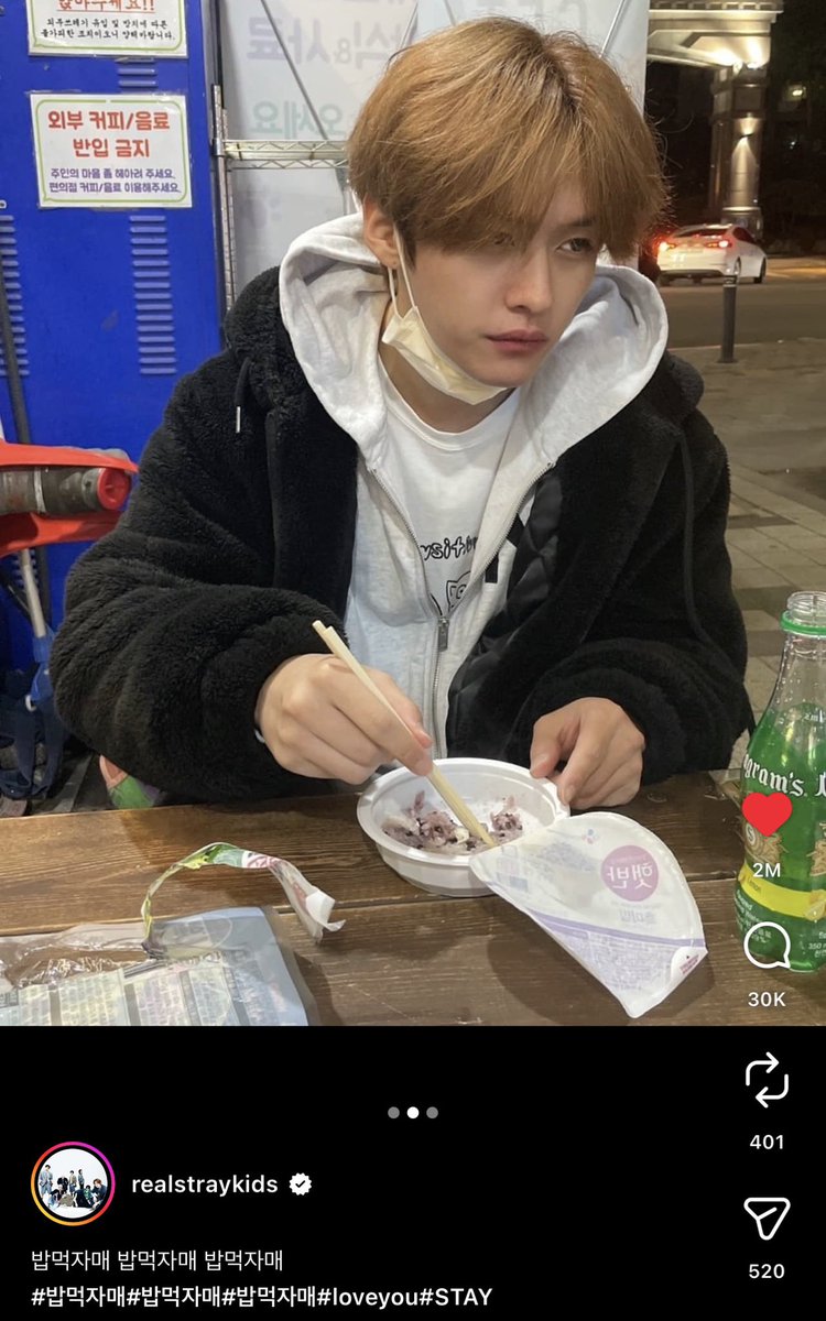 toedachom's tweet photo. 밥먹자매밥먹자매밥먹자매.........무스탕꺼내입고 쥐꾸하고나왓는데 이미노폭닥후리스+후집에 햇반닭찌 씹고잇는거 볼때마다웃겨가지고진짜..................ㅜㅜ https://t.co/aMvuE9DrCc