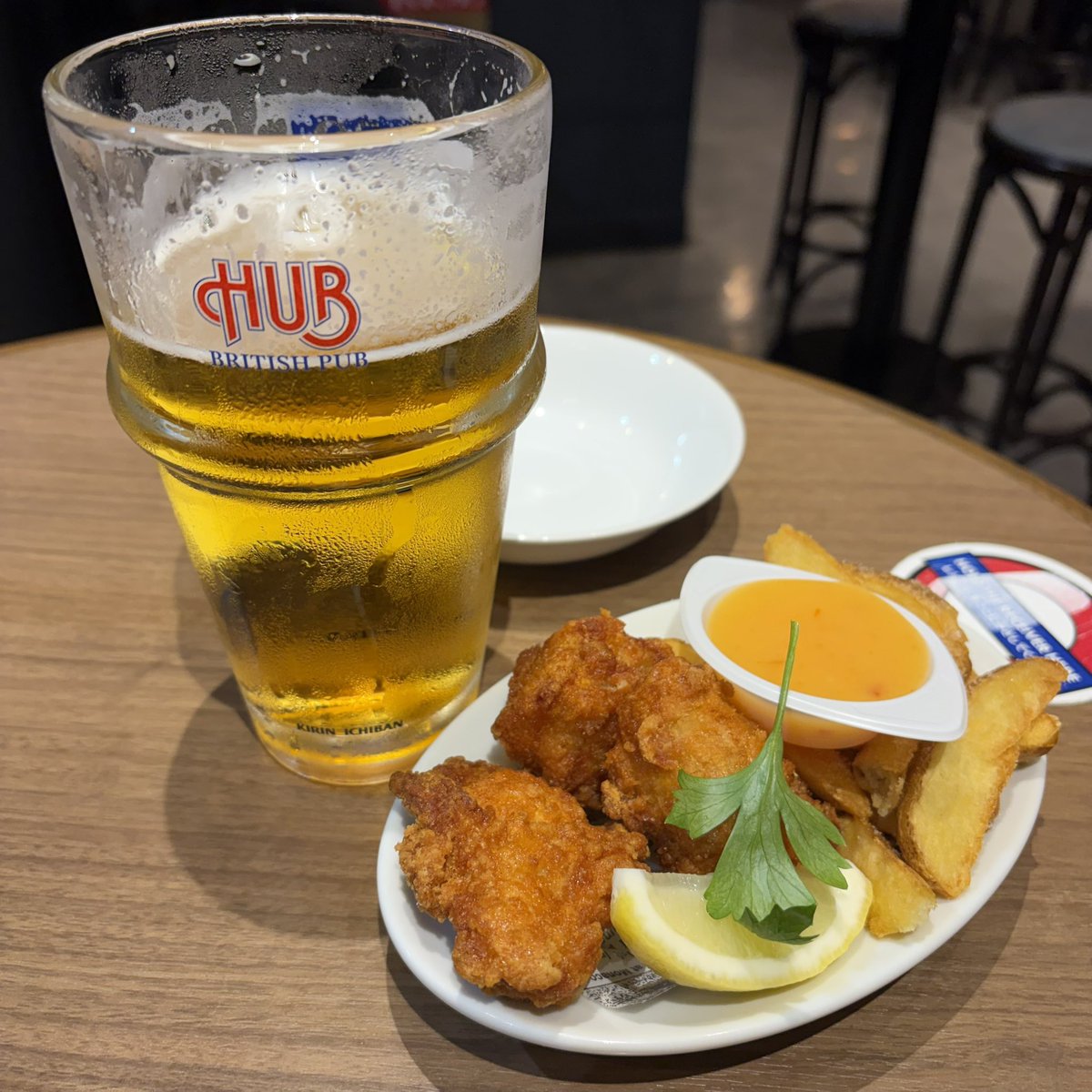 acala_naatha's tweet photo. お疲れ様でした！今日はバースデークーポンを使ってHUBへ🍺
ハピアワのチキン＆チップスから始まって、クーポンでHUBクラフト、さらにフェア中のシーバスハイボールを2杯。
ちょっと寄るだけのつもりが、普通にガッツリ飲んじゃいました！ https://t.co/S5V1JJdd4s