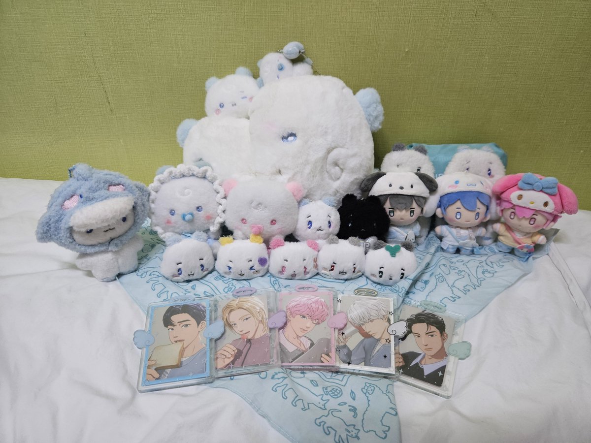 hajimayejun's tweet photo. i didnt want to bring out everything to oshikatsu at the airport/plane.. so im doing it in my hotel room :> https://t.co/CEdreoX9BT