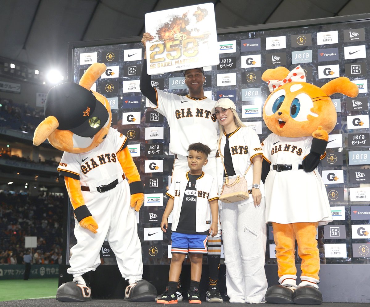sanspo_giants's tweet photo. 【#本日のベストショット📸】　 
育成選手から出発し、来日10年目で名球会入りを達成した #ライデル・マルティネス 投手。
妻のリリエンさん、息子のルーカスくんとの3ショット。最愛の家族とともに、最高の笑顔です（撮影・萩原悠久人） 
 
#巨人 #ジャイアンツ #giants #サンスポ https://t.co/ipGwByuzLH