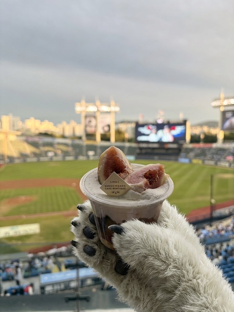 subakbak2gom's tweet photo. 떠무화과 먹었금!!!!!!!!!!!! 존맛 어쩌다보니올해첫무화과야 엉엉ㅇ어엉 https://t.co/cjdBW7KPcR